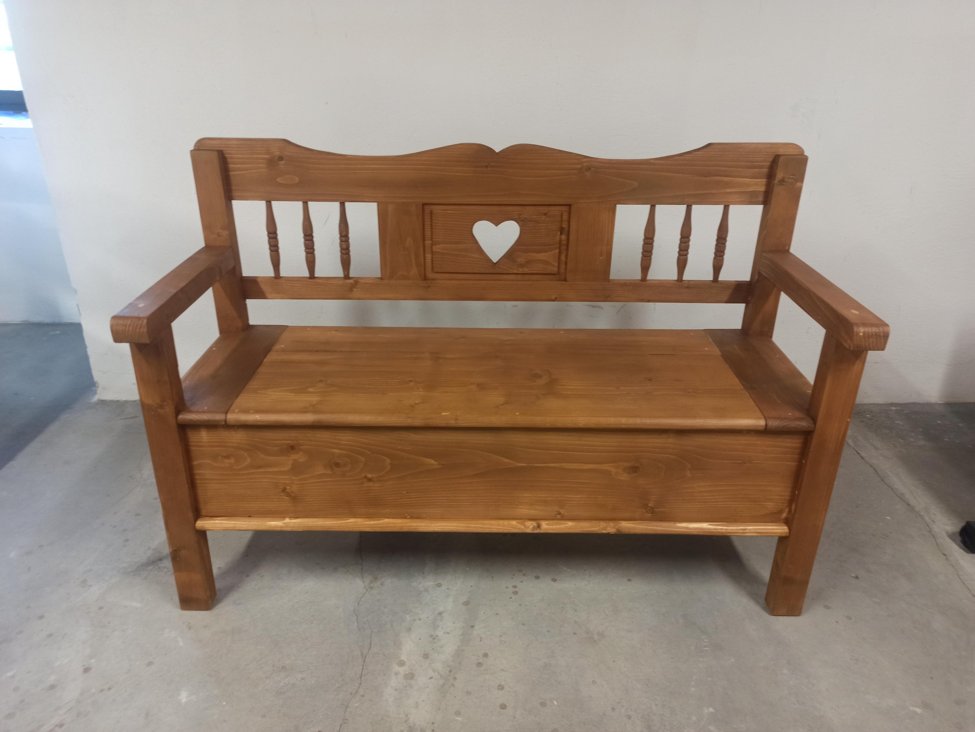 Tradiční řemeslný nábytek foto 2