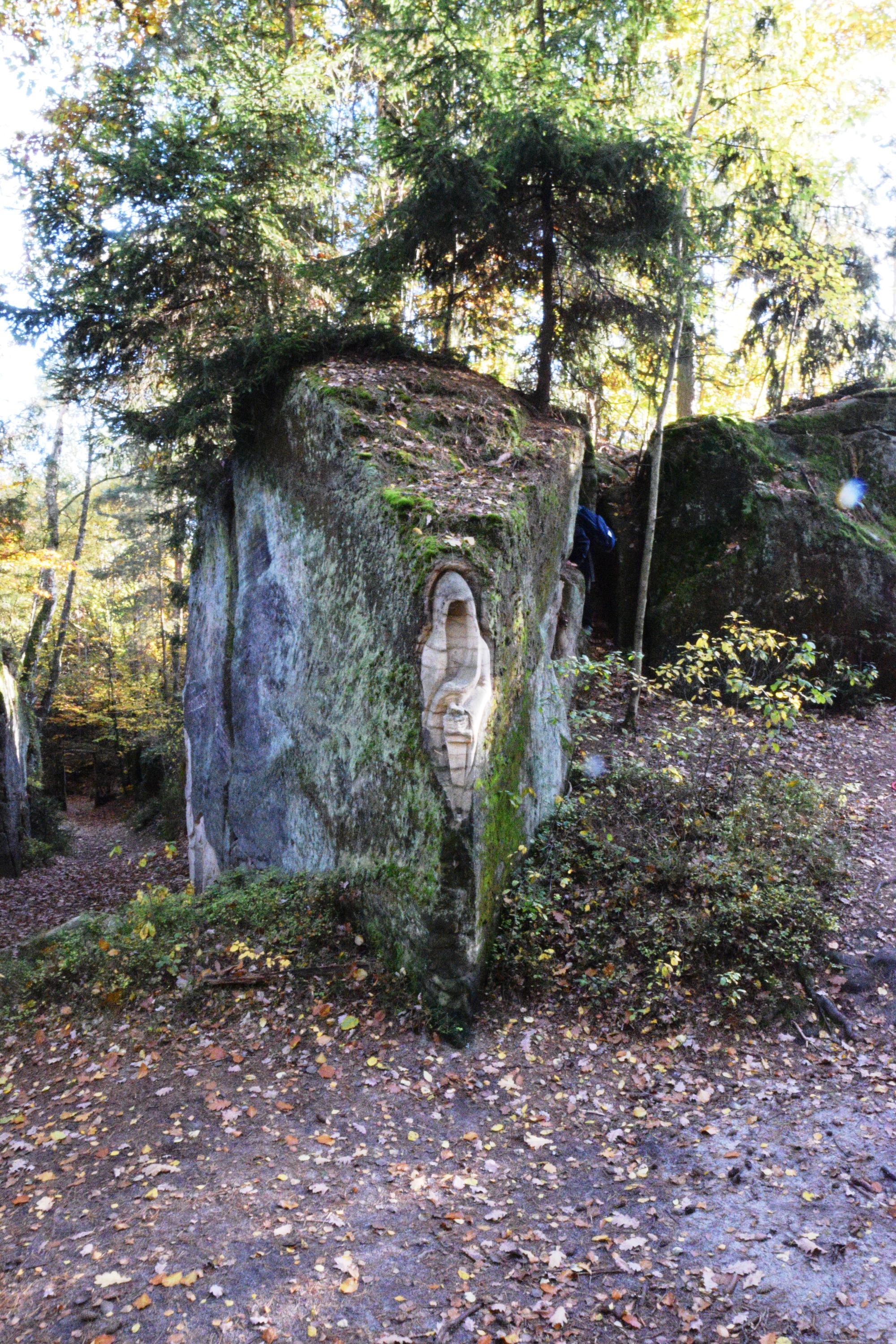 Sochy ve skalách foto 3