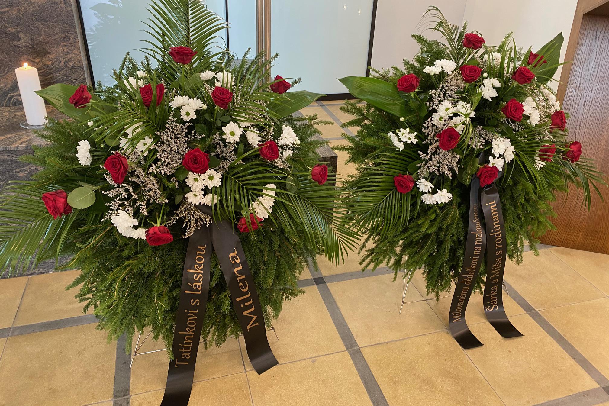 Smuteční věnce se stuhou