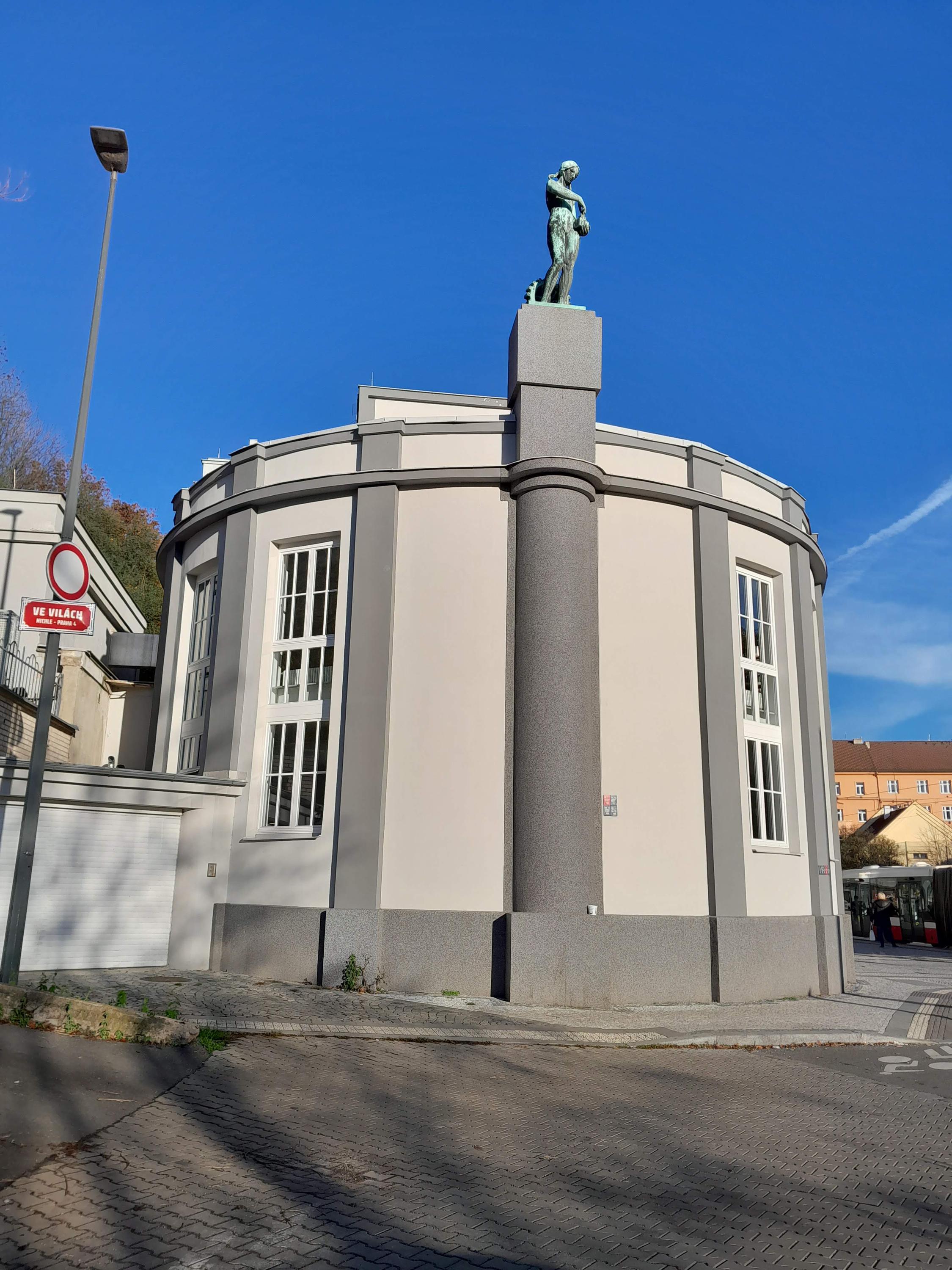 Městská knihovna v Praze - Jezerka foto 4