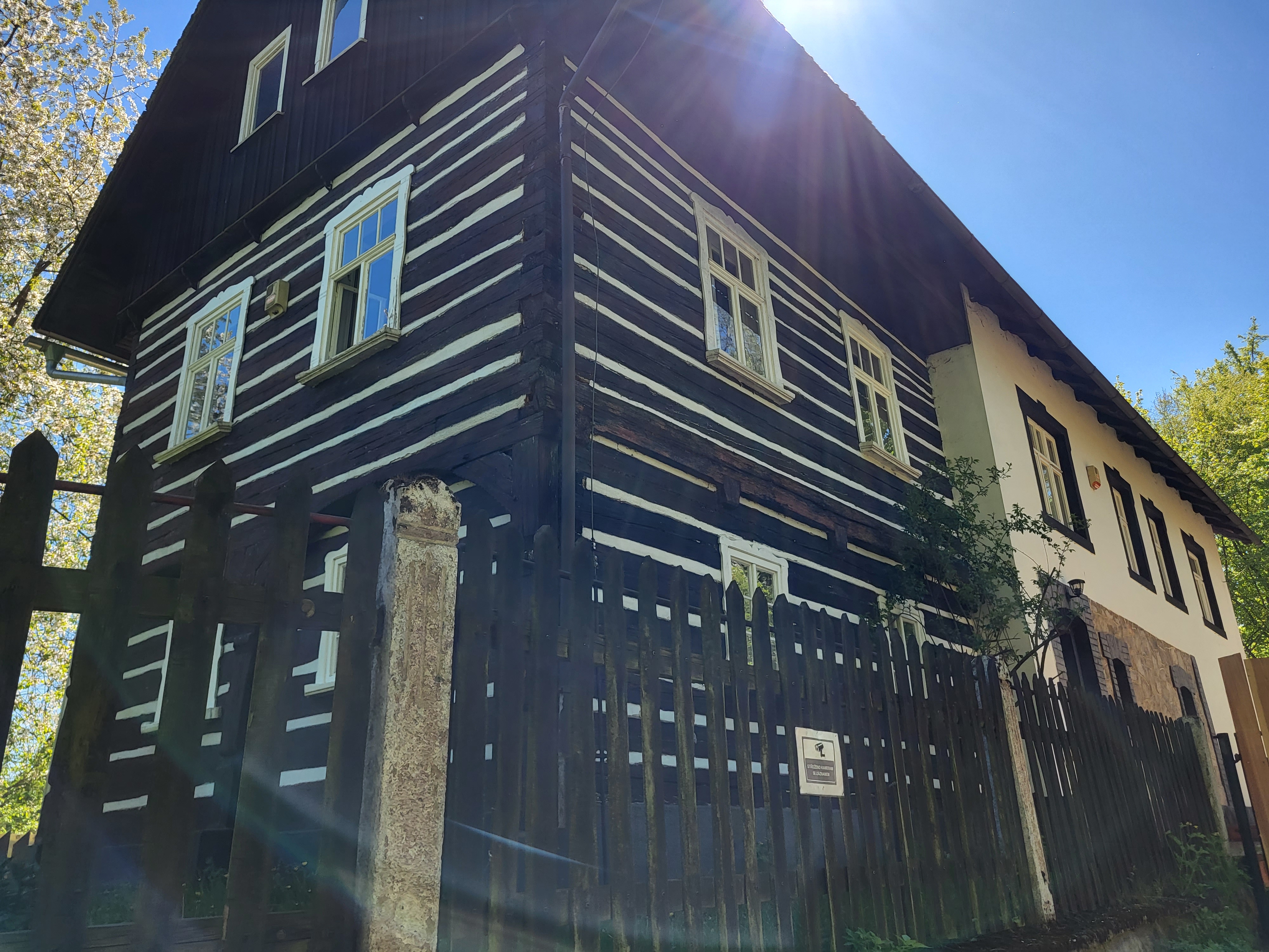 Roubenka nad řekou foto 3