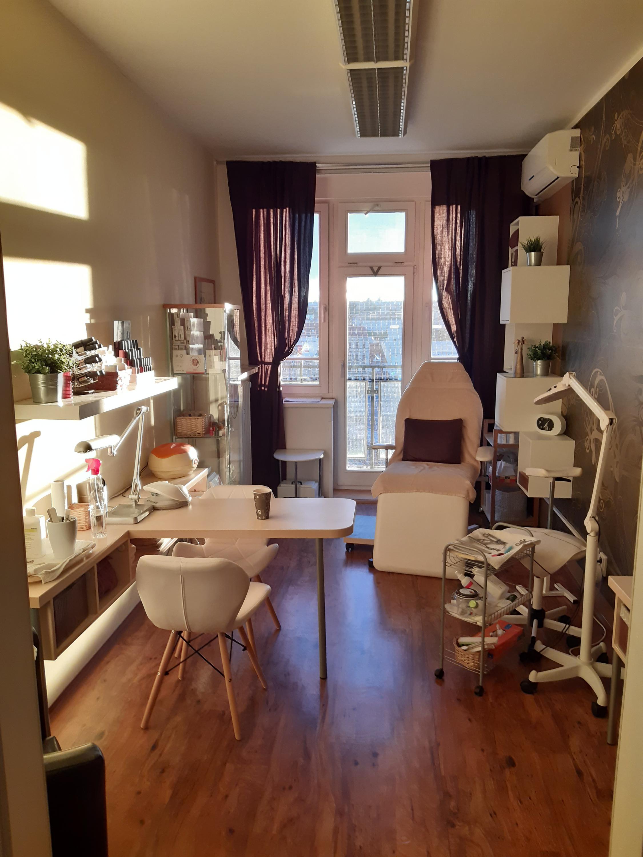 Studio Pedikmanik + Nastřelování náušnic  - I. Matoušková foto 5