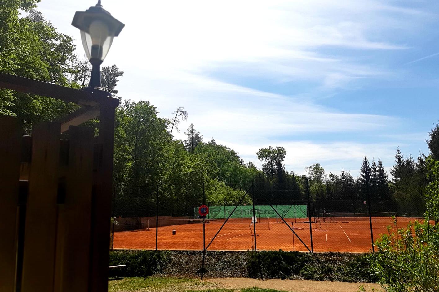 TENIS U LOMU foto 2