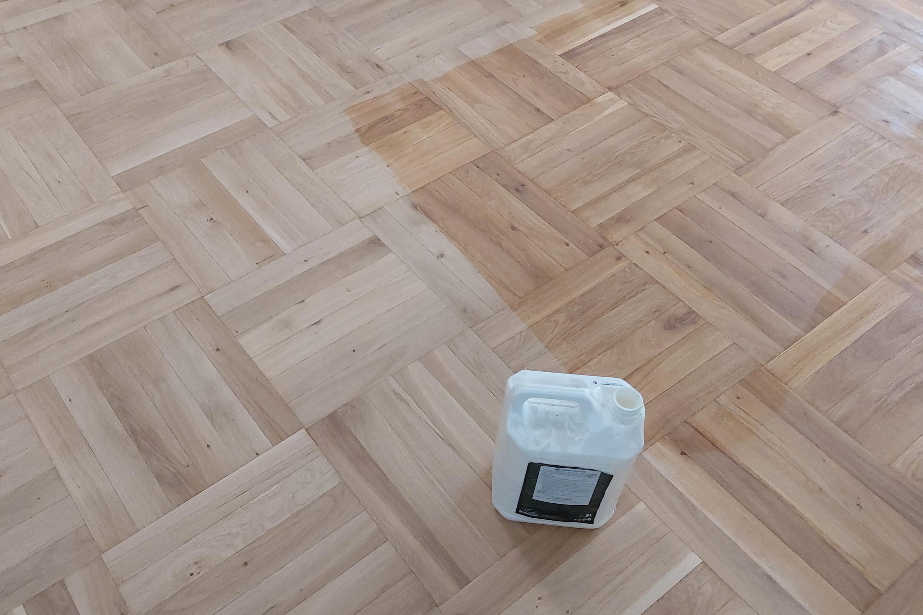 Broušení a lakování parket