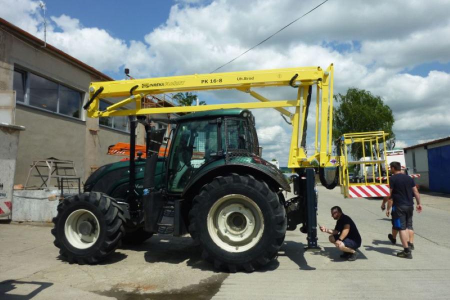 Kloubová plošina PK16-8 na traktoru