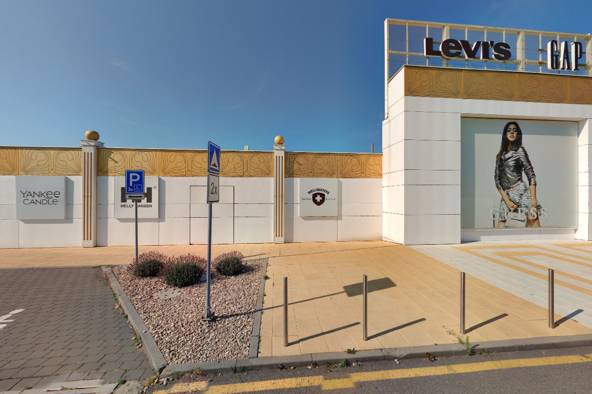 TEMPORARY OUTLET STORE