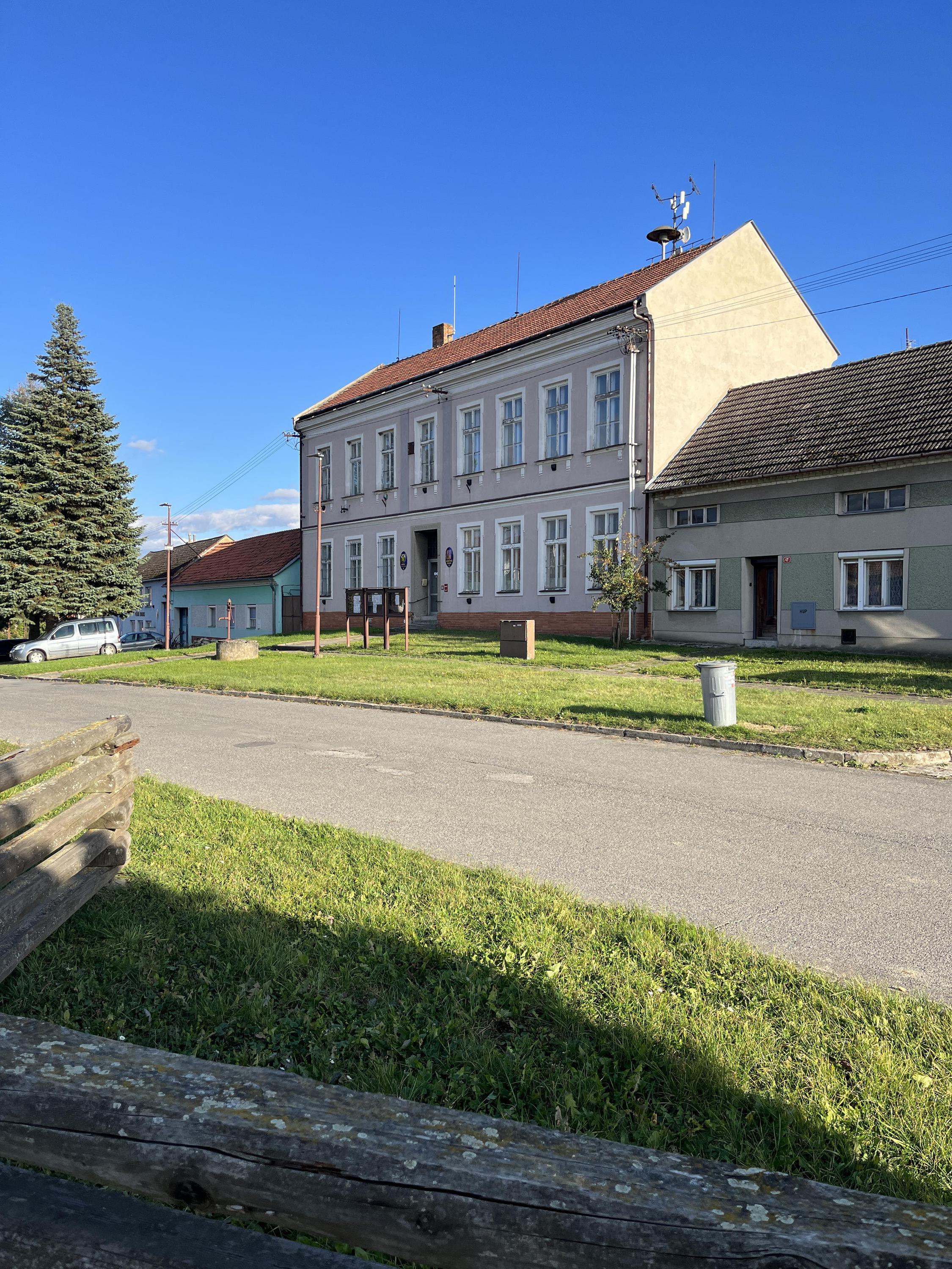 Chvalnov-Lísky - obecní úřad foto 3