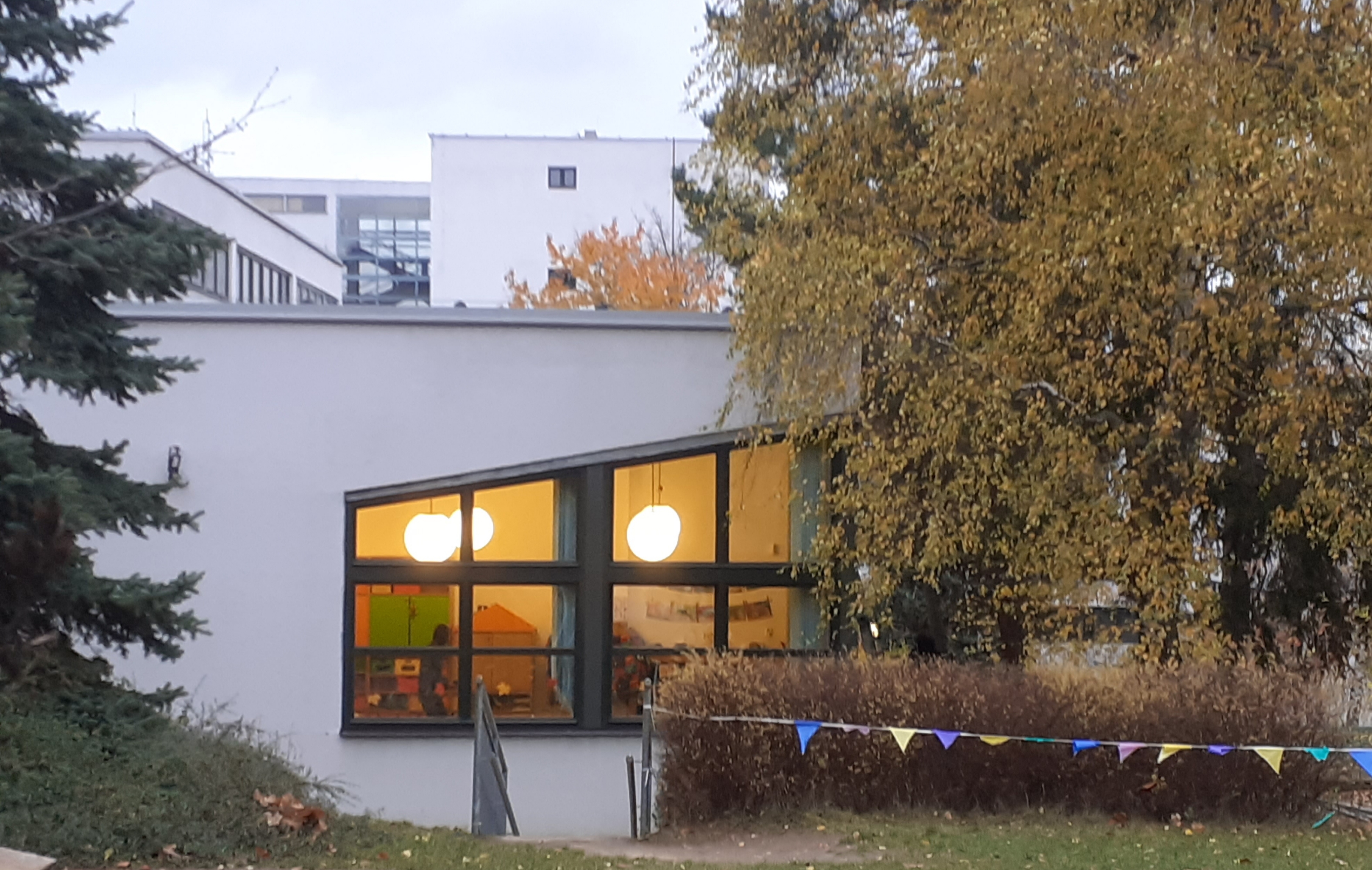 ZŠ a MŠ Praha 6, Bílá foto 2