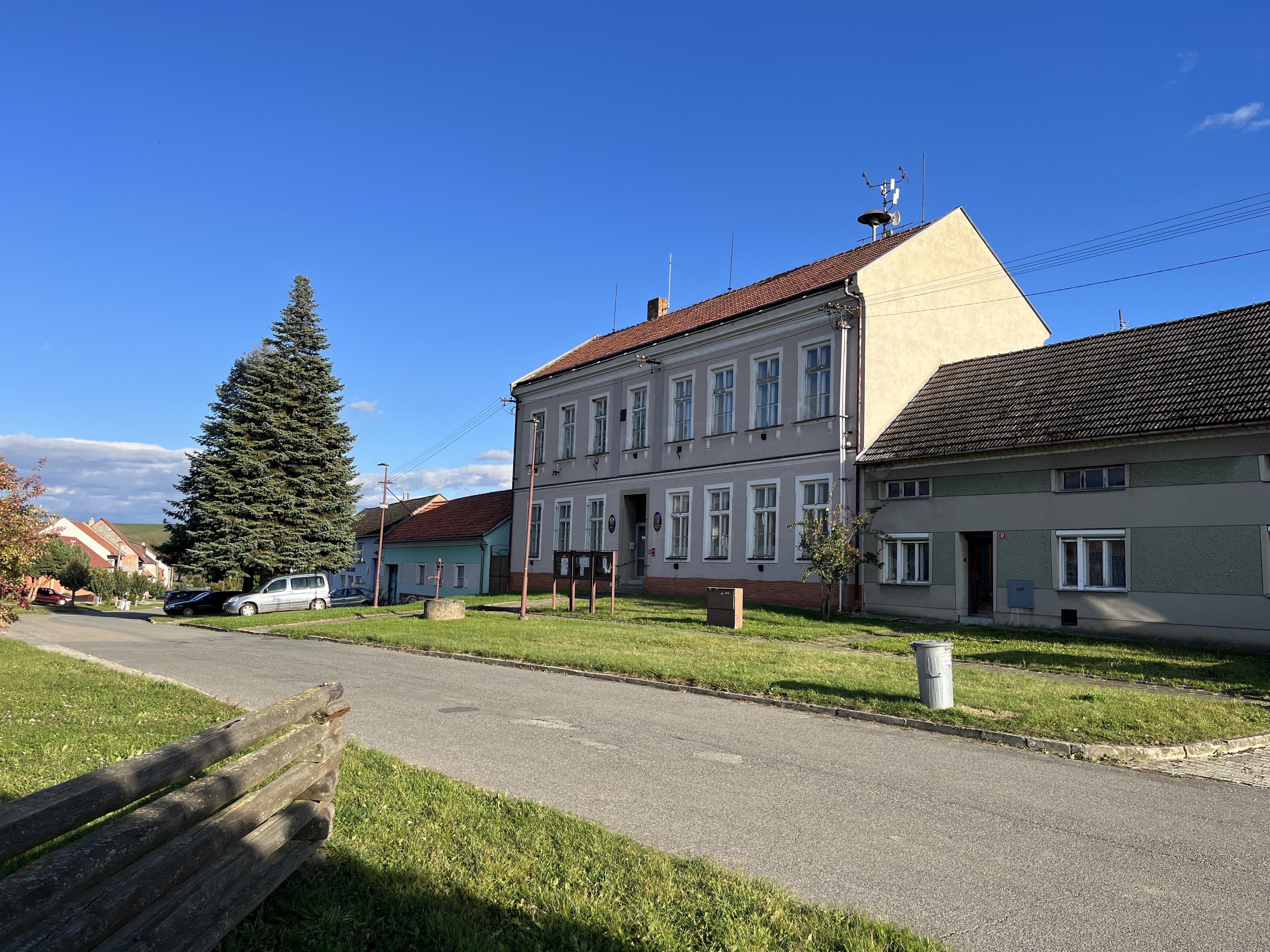Chvalnov-Lísky - obecní úřad foto 2