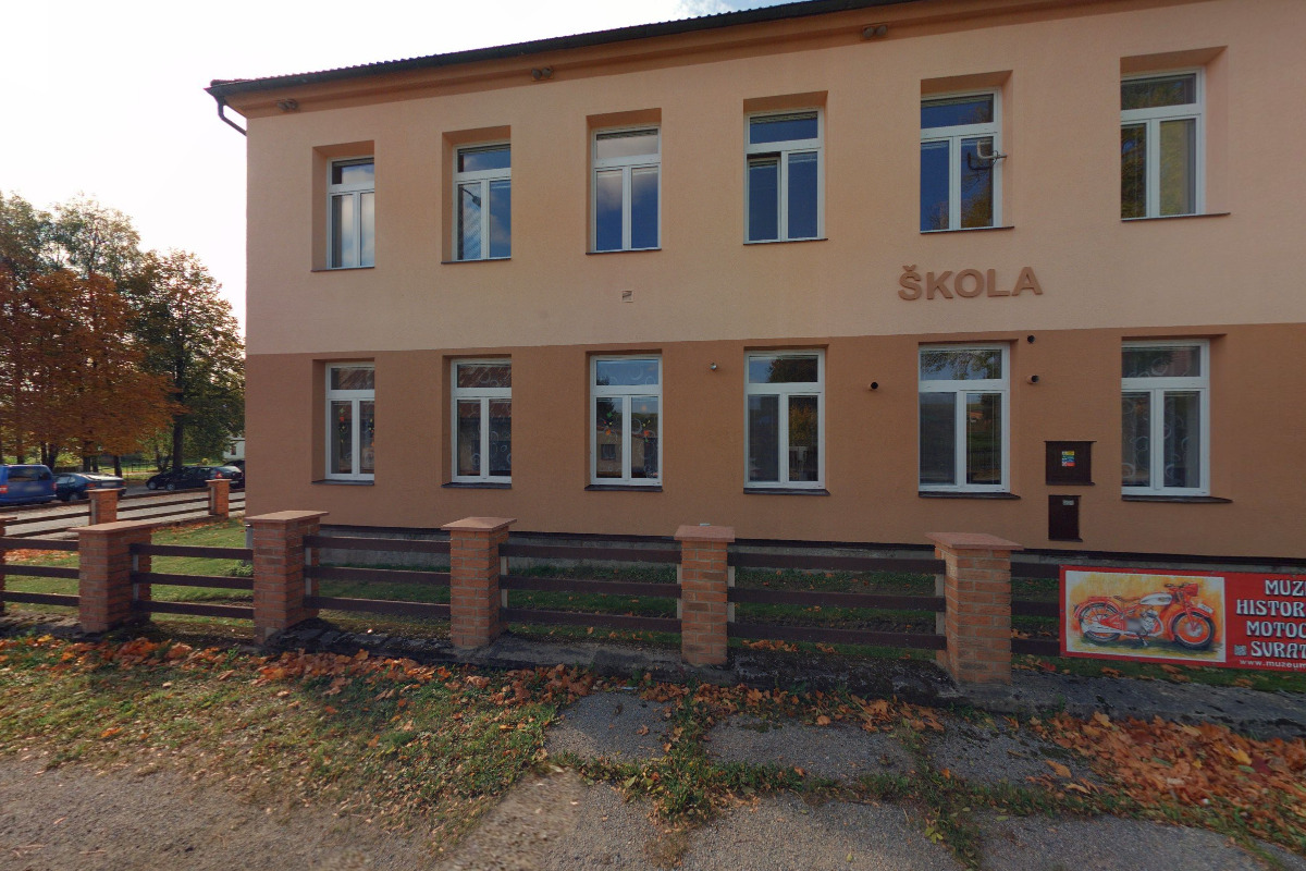Základní škola a mateřská škola Svratouch