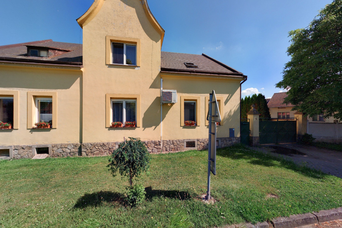 Jana Chválovská - nanášení práškových barev foto 2