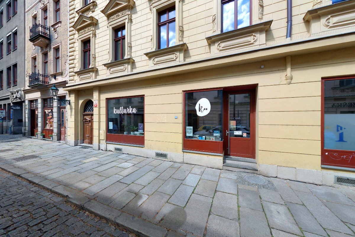 Družba: univerzitní kavárna