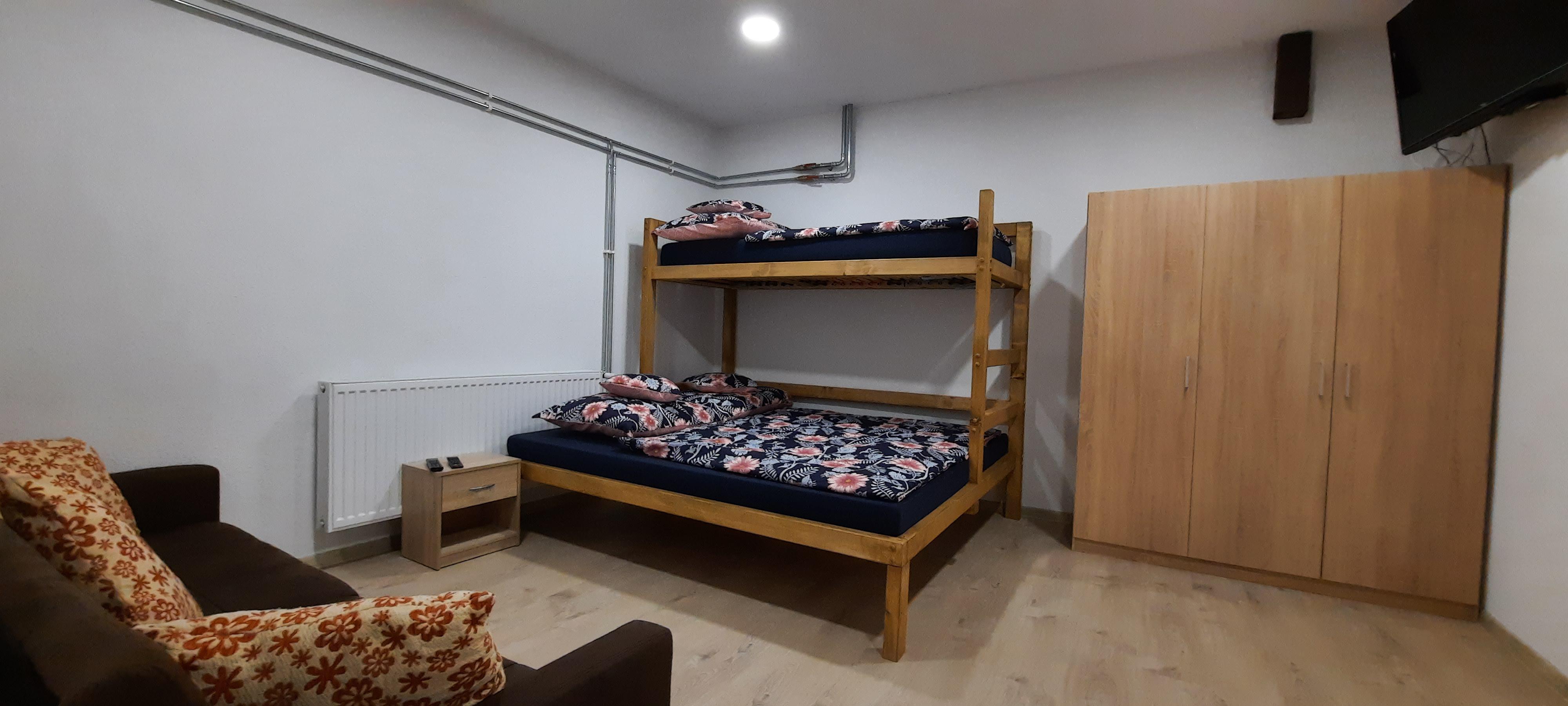 Vejminek pod smrkem foto 6