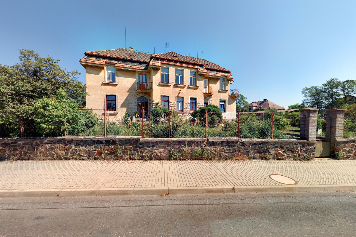 Konopná semena u vlakové stanice