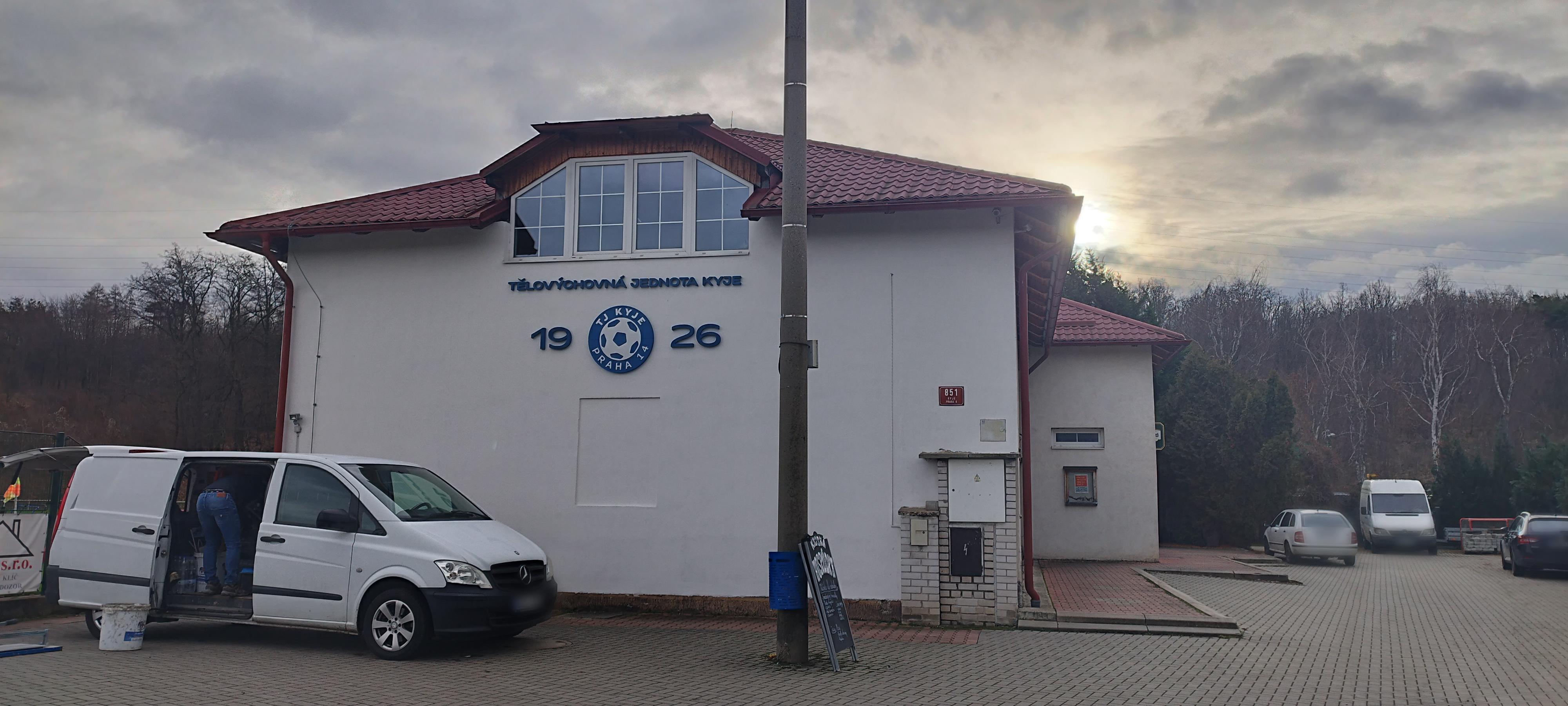 Fotbalové hřiště TJ Kyje Praha 14 foto 2