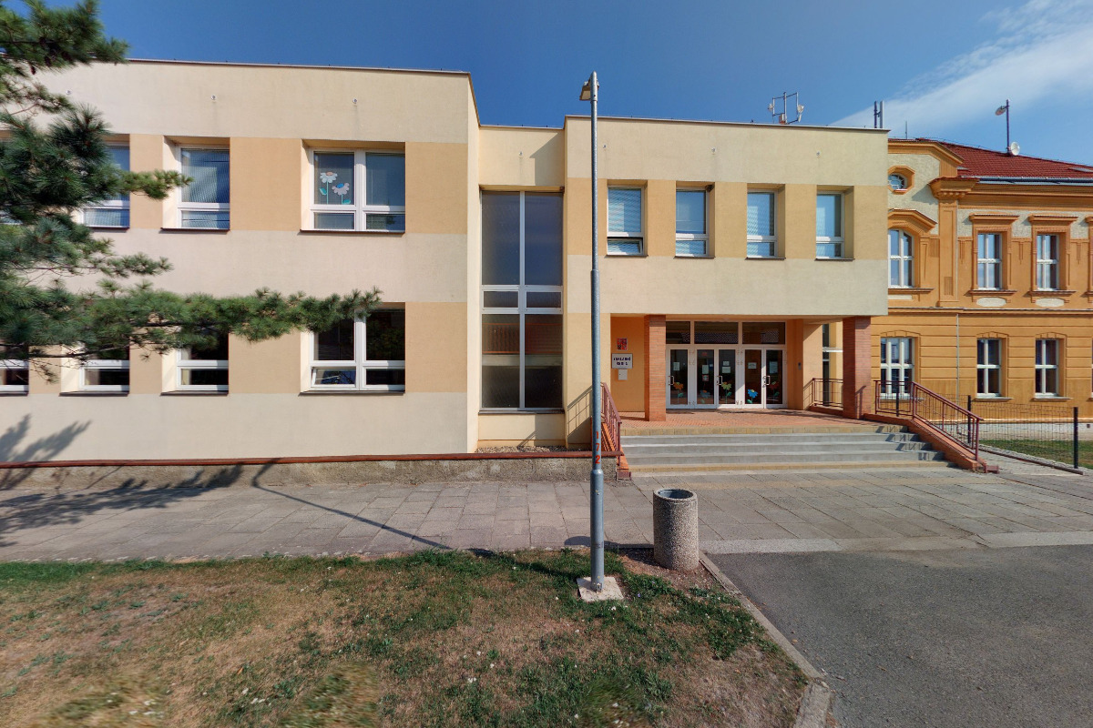 Základní škola Smečno, okres Kladno foto 2