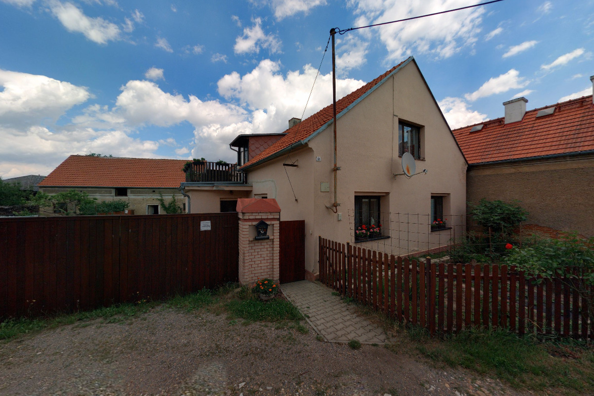 Autoservis u pomníku