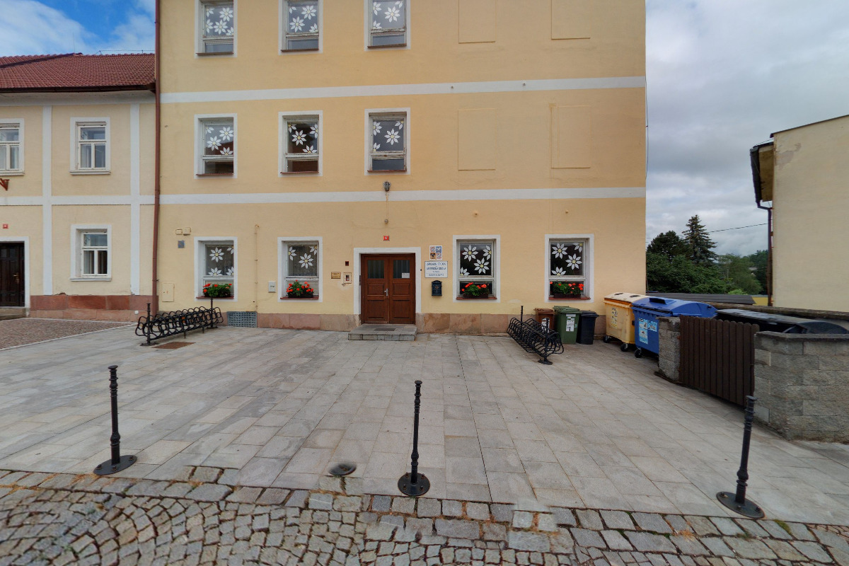 ZŠ a MŠ Pilníkov, Náměstí foto 3