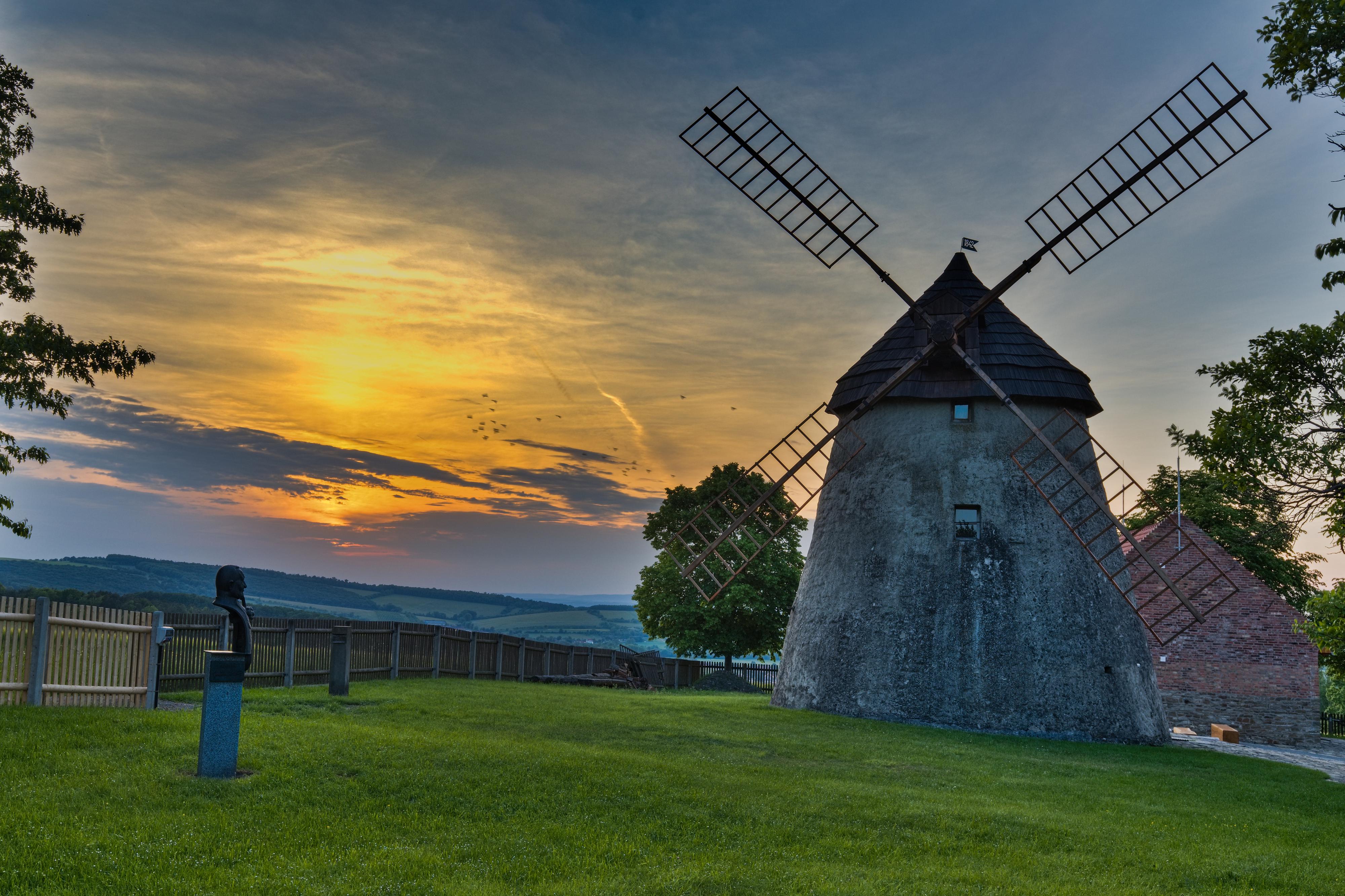 Větrný mlýn v Kuželově