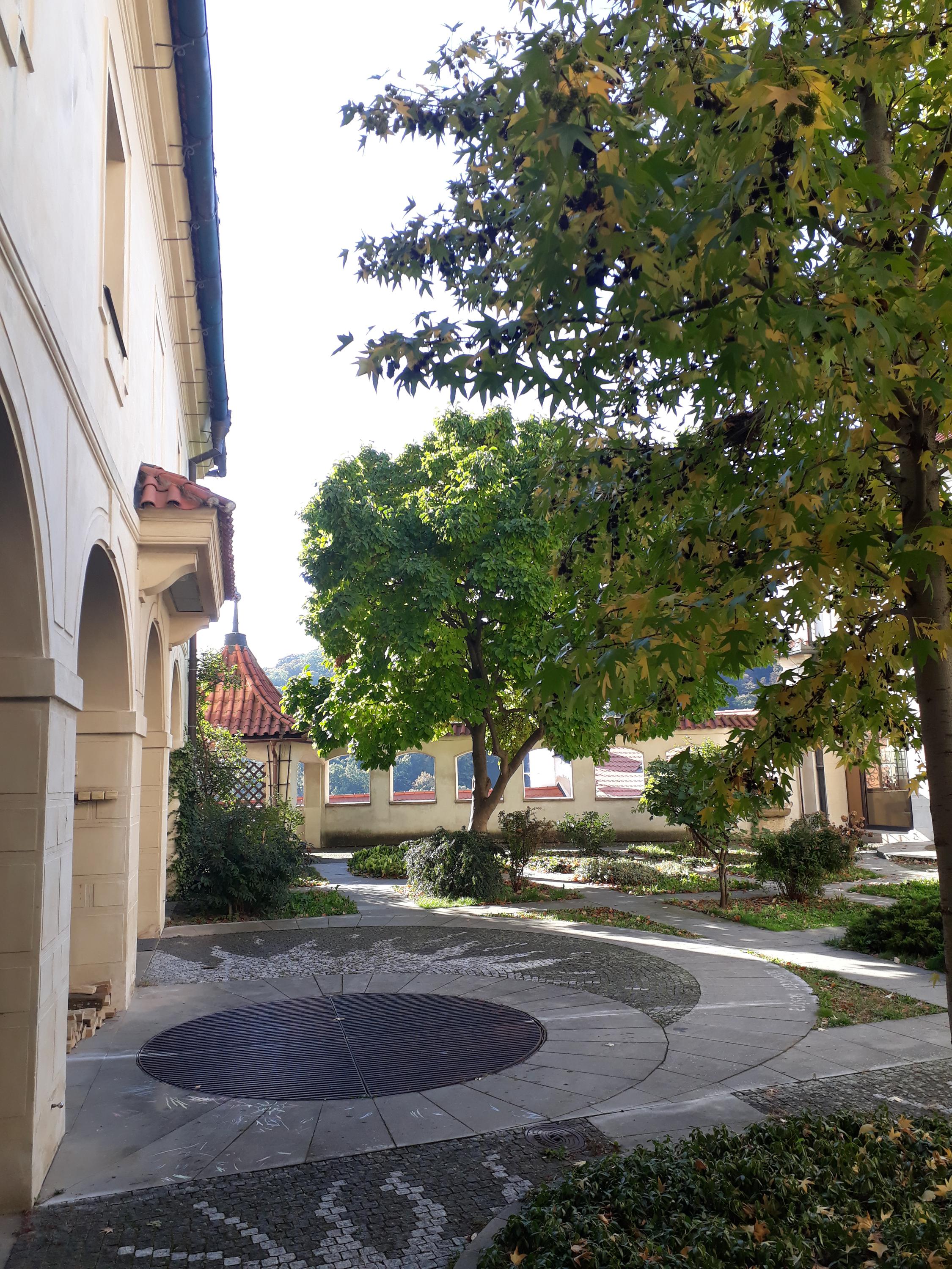 Fortna - Klášter Hradčany Řádu bosých karmelitánů