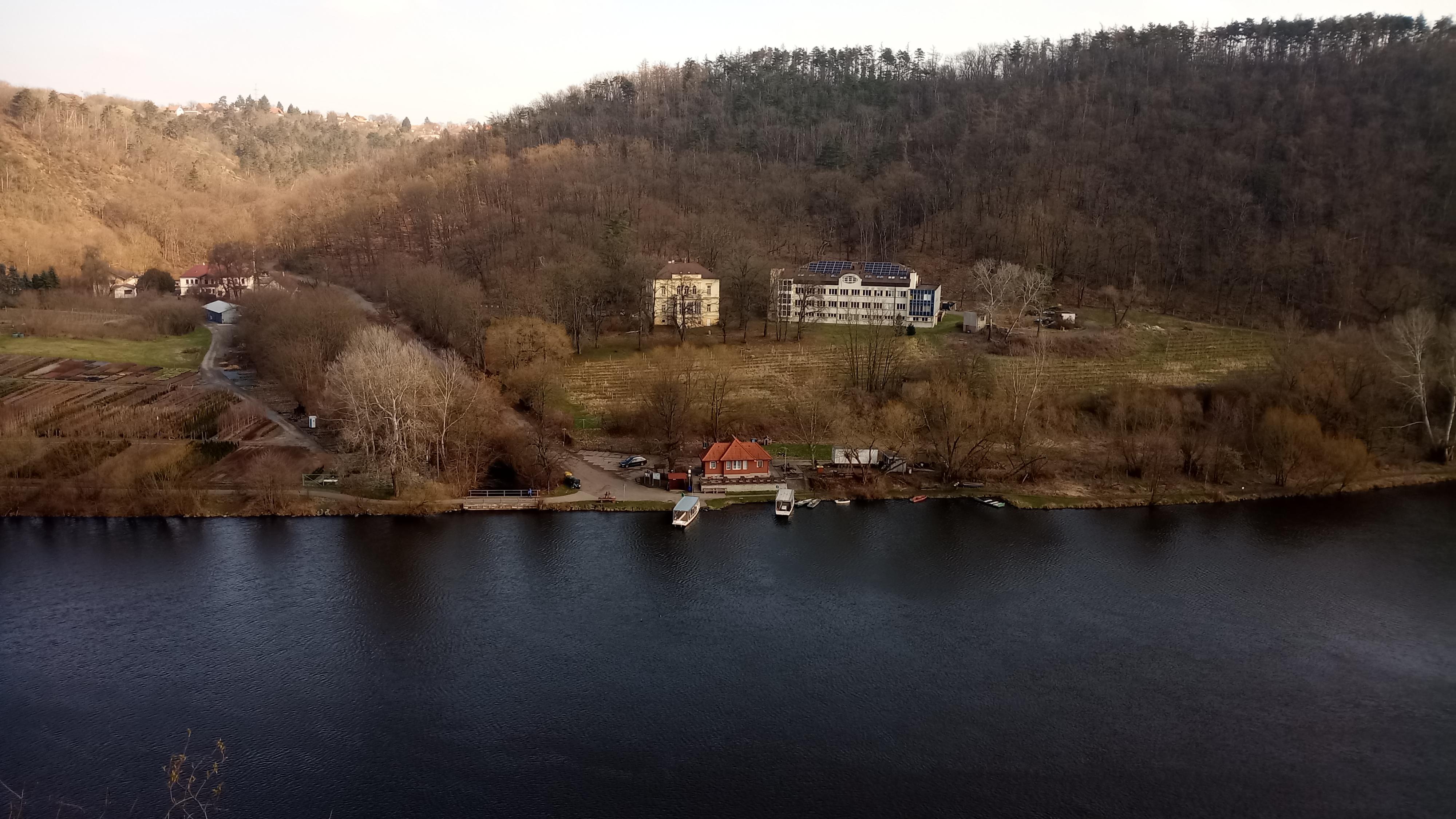 Podniková prodejna Výzkumného ústavu včelařského v Dole