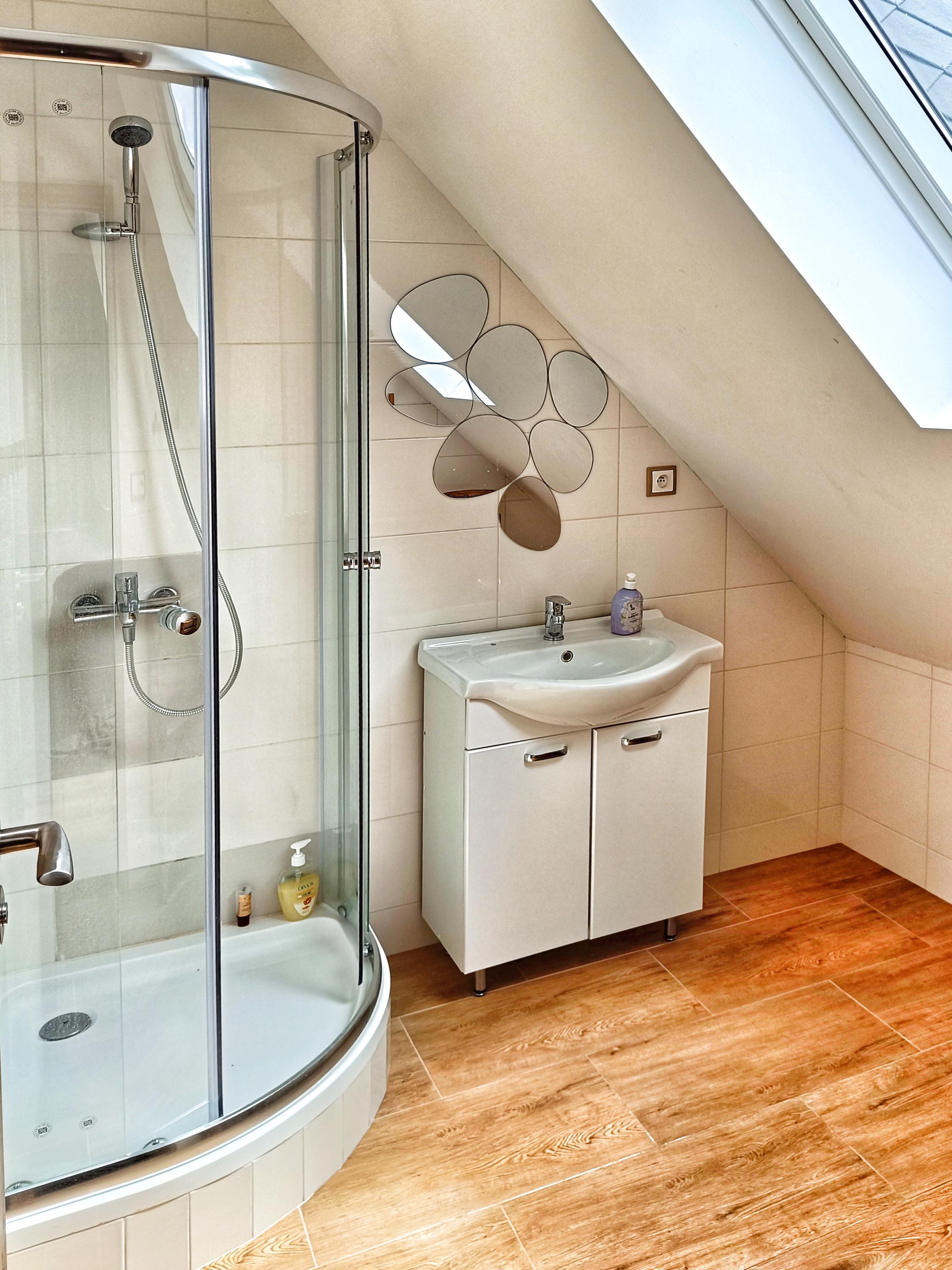 Chaloupka pod lípou foto 3