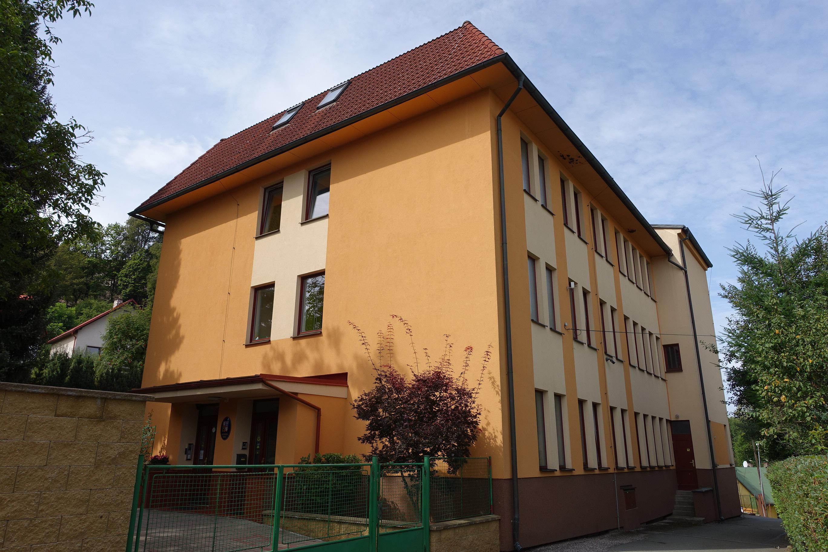 ZŠ a MŠ Pecka, okres Jičín foto 2