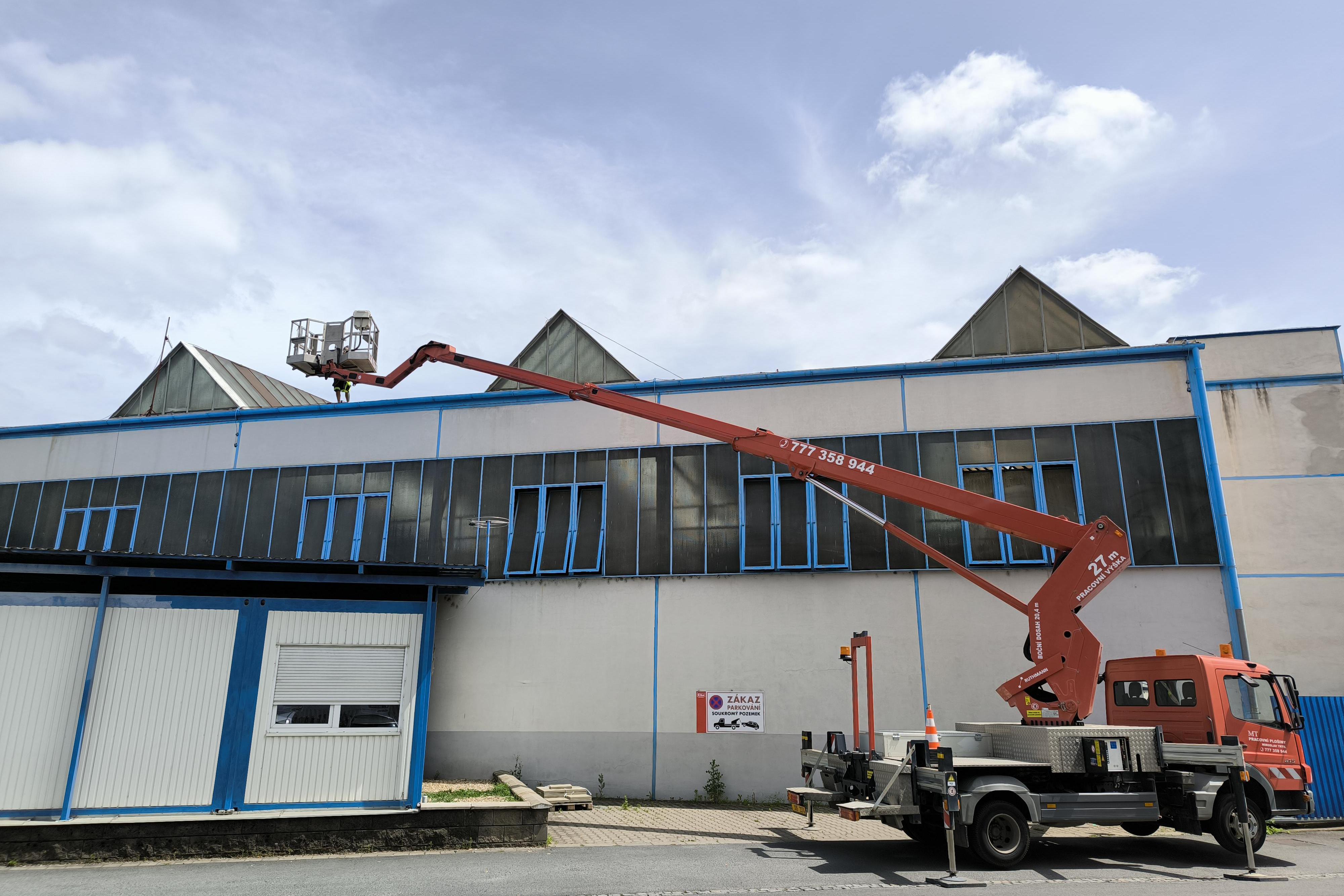 Pracovní plošina, montáž fotovoltaických panelů,