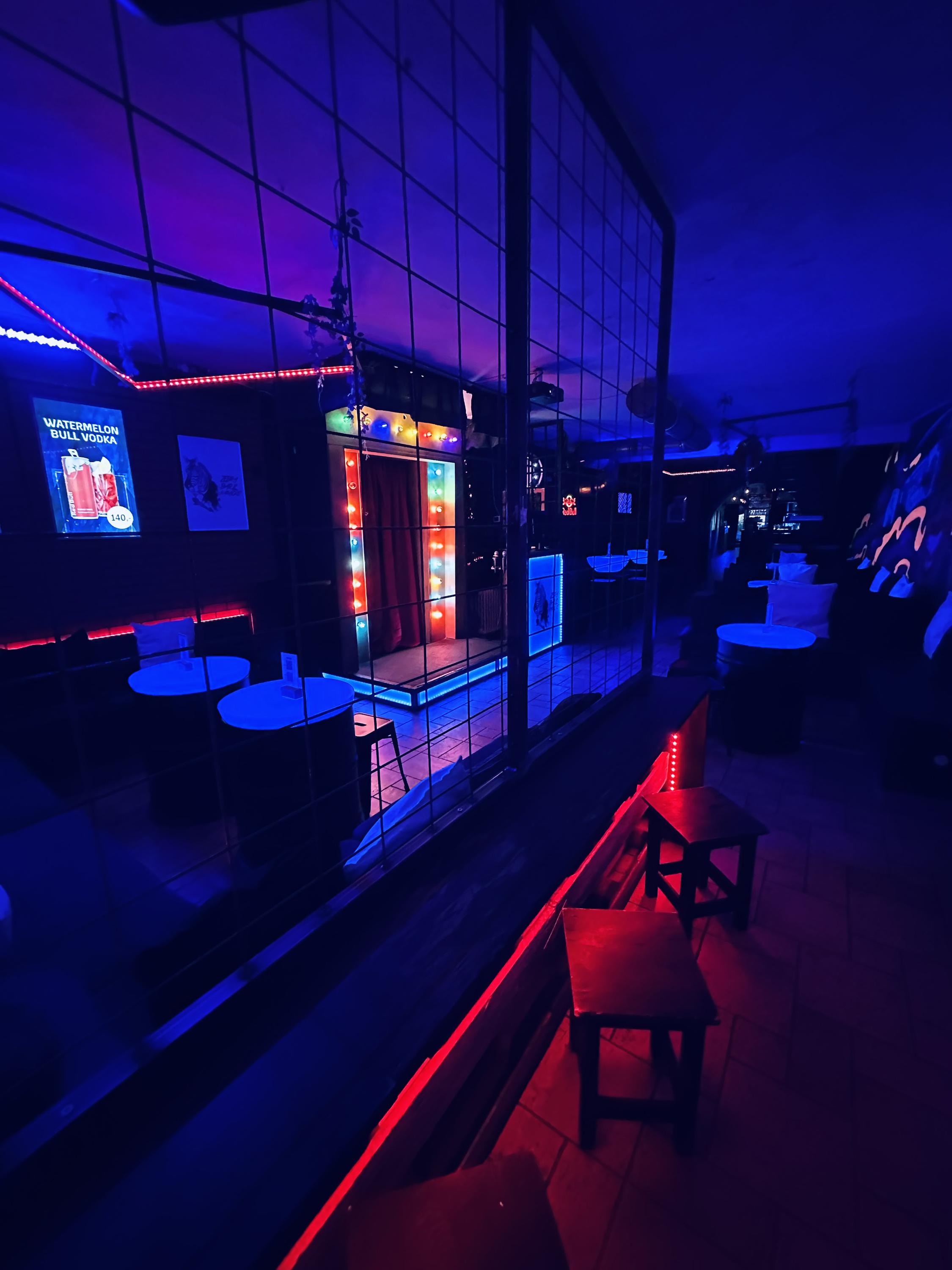 Zebra Bar & Karaoke foto 2