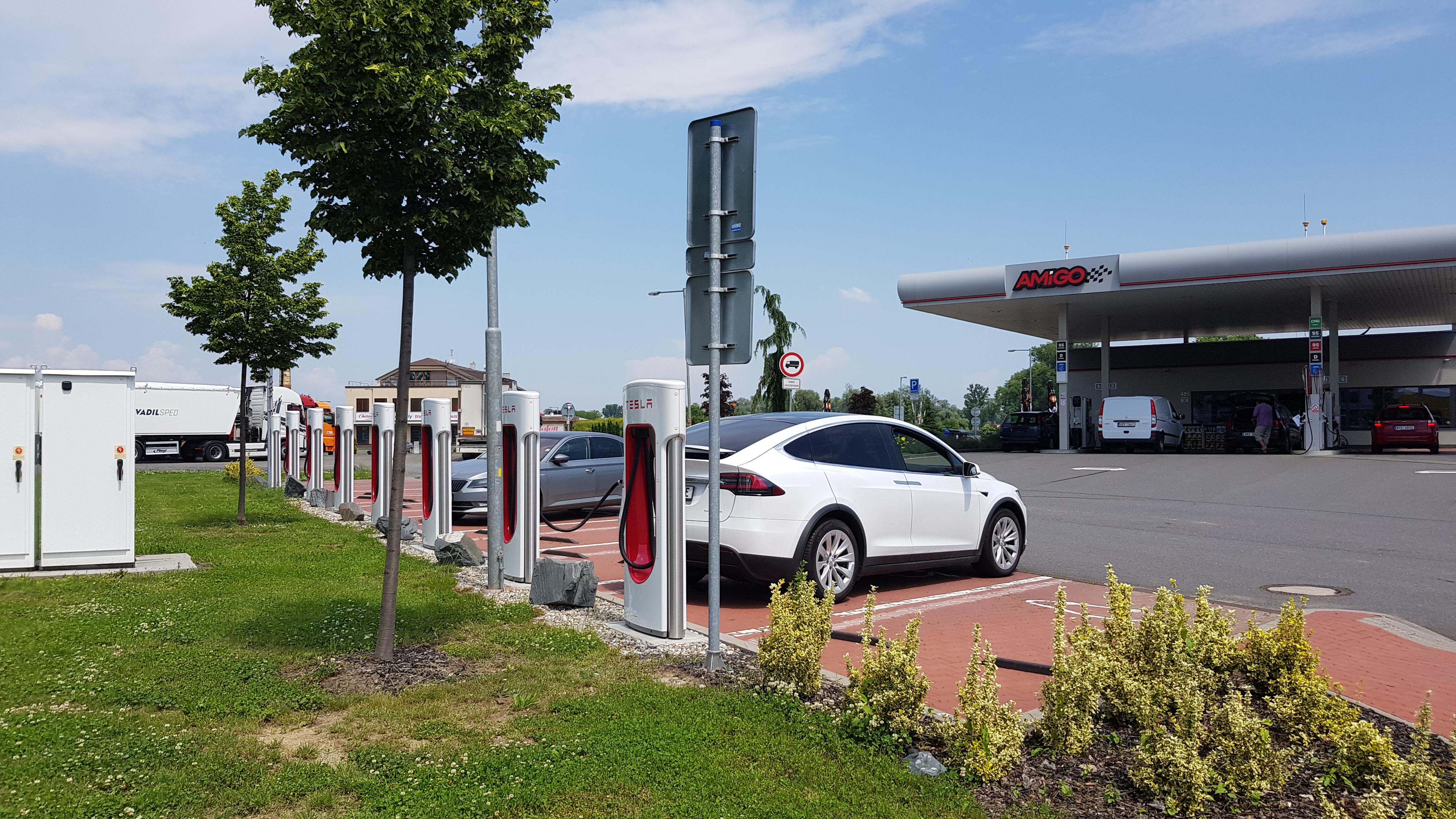 Nabíjecí stanice Tesla supercharger foto 3