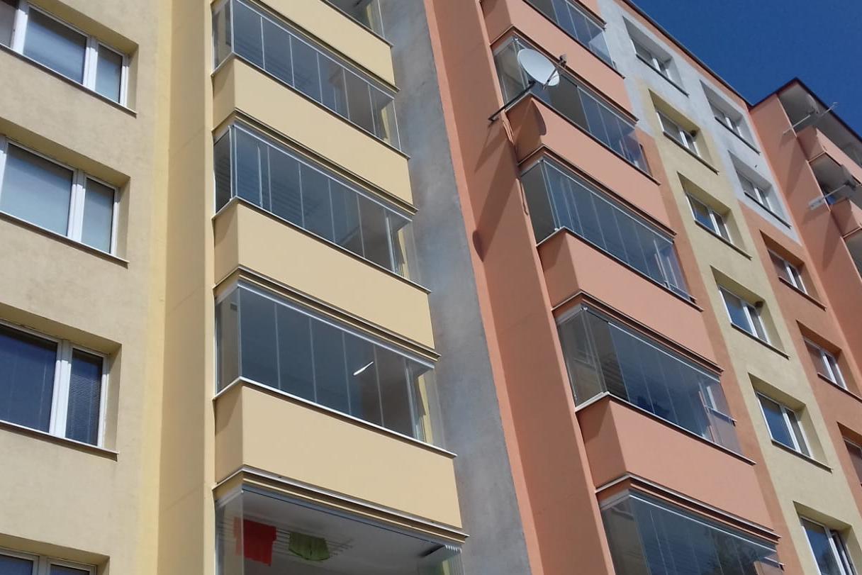 Zasklívání balkonů a lodžií