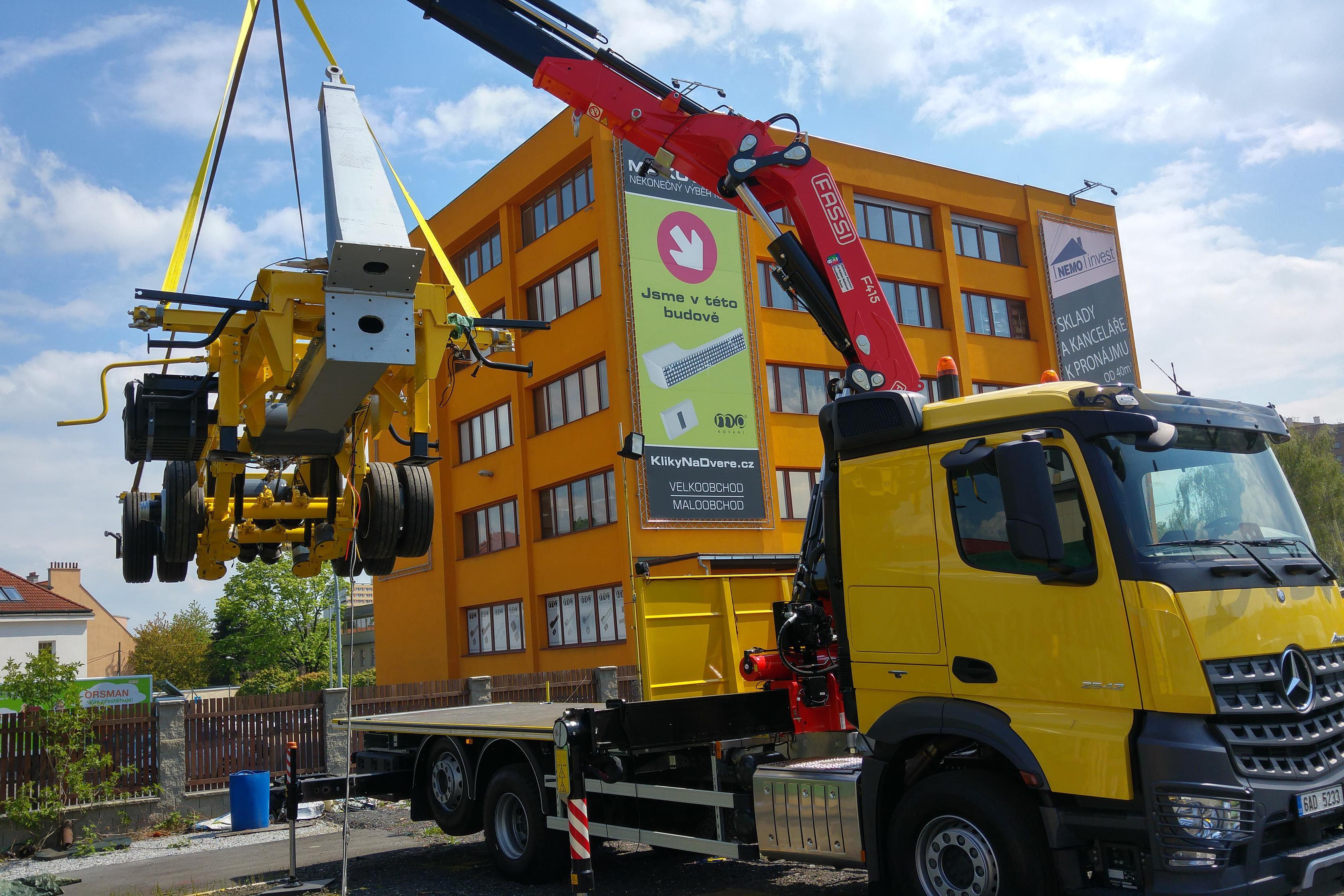 Přeprava a práce s hydraulickou rukou.