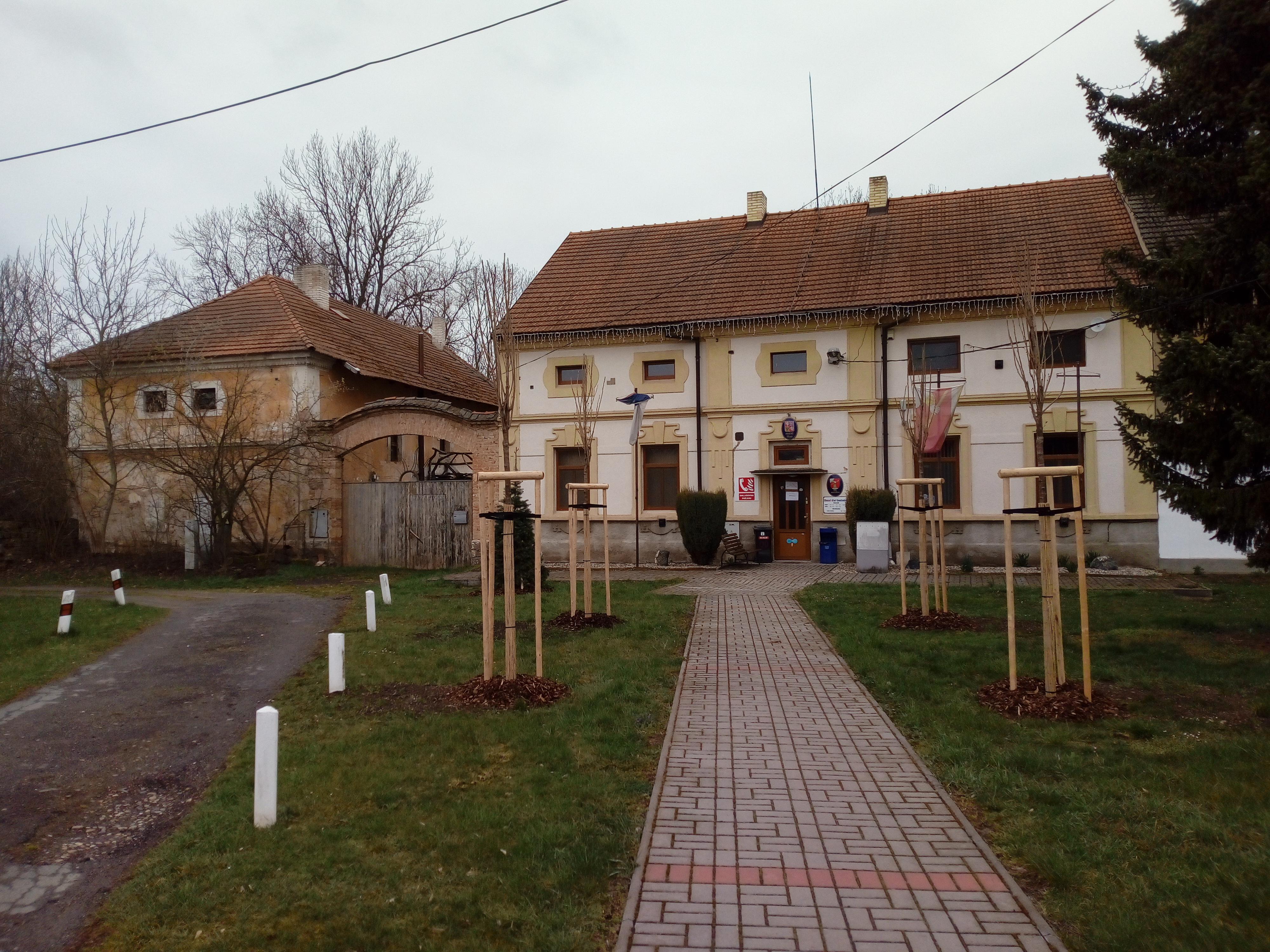 Kmetiněves - obecní úřad foto 2