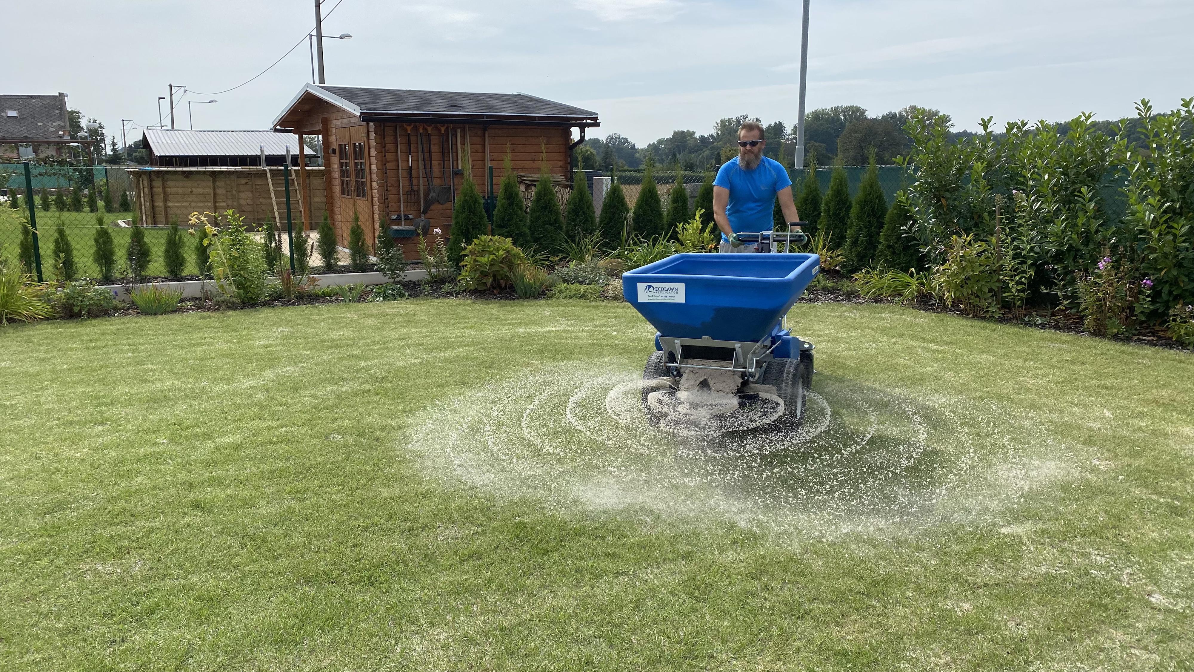 TRÁVNÍKÁŘ HK foto 3