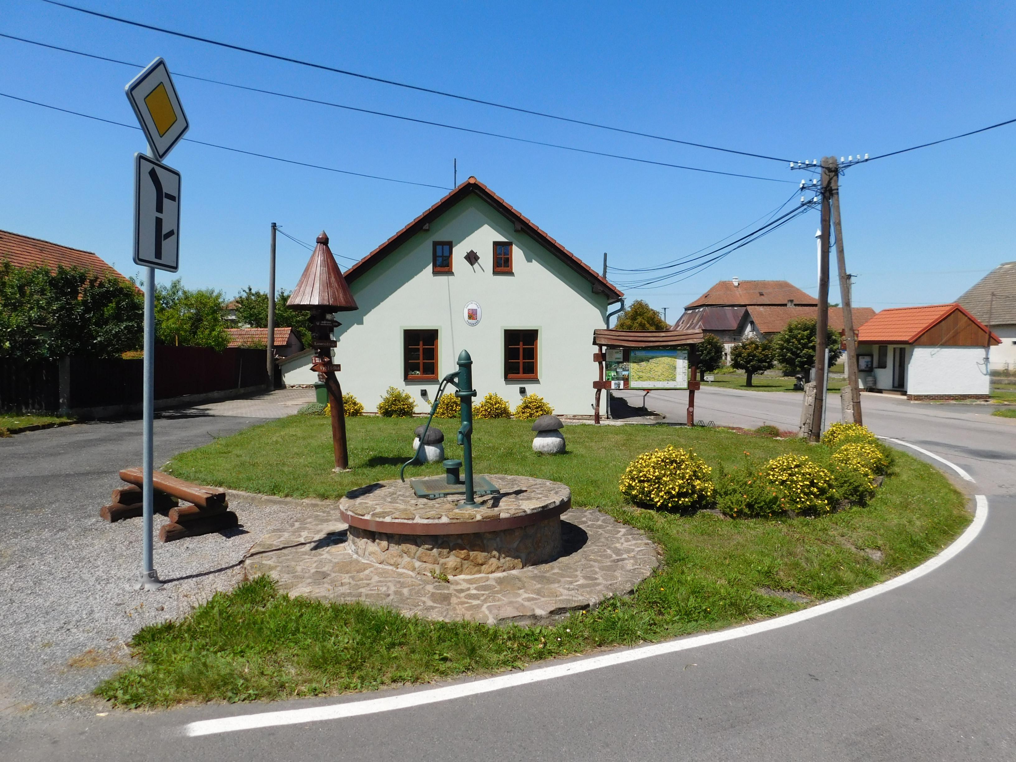 Kněževes - obecní úřad foto 2