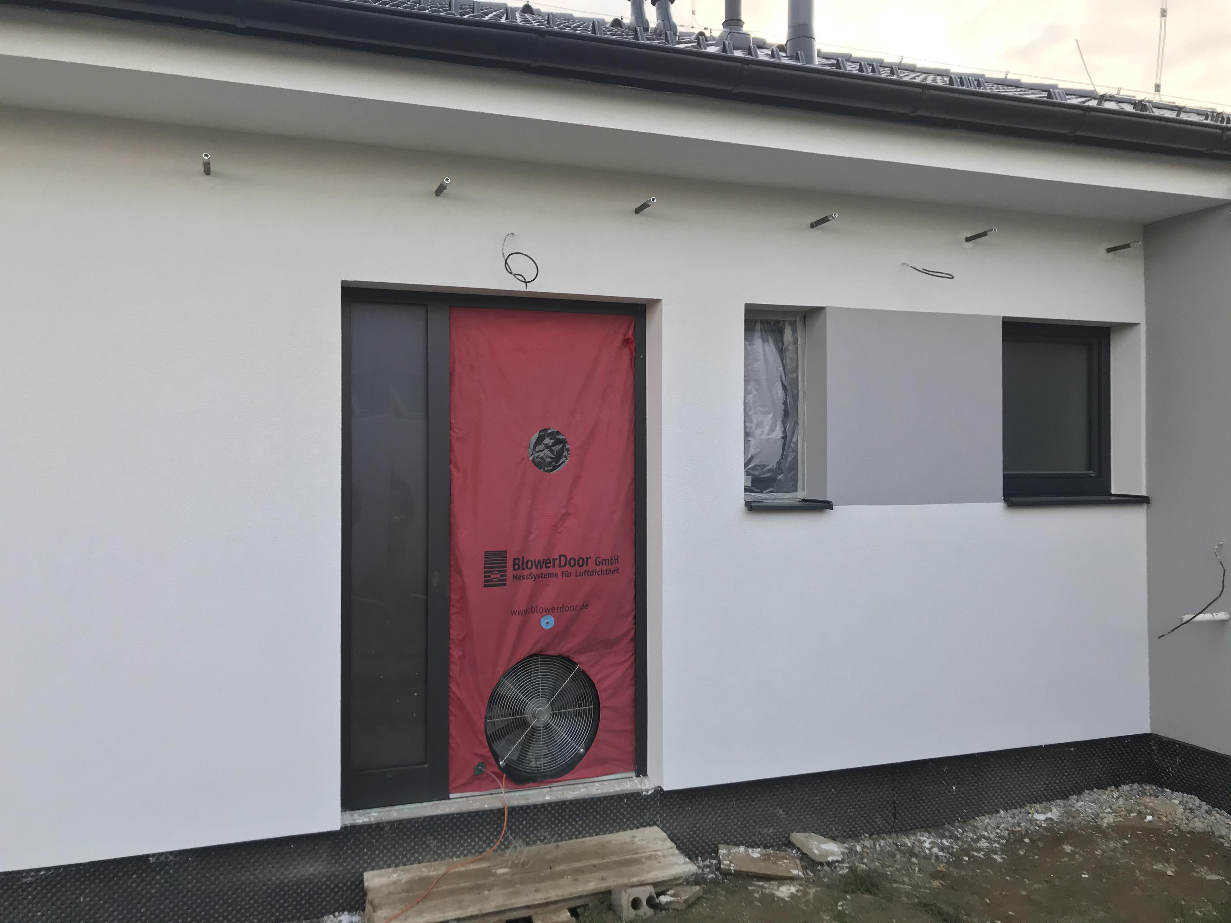 Blower door test vzduchotěsnosti domu