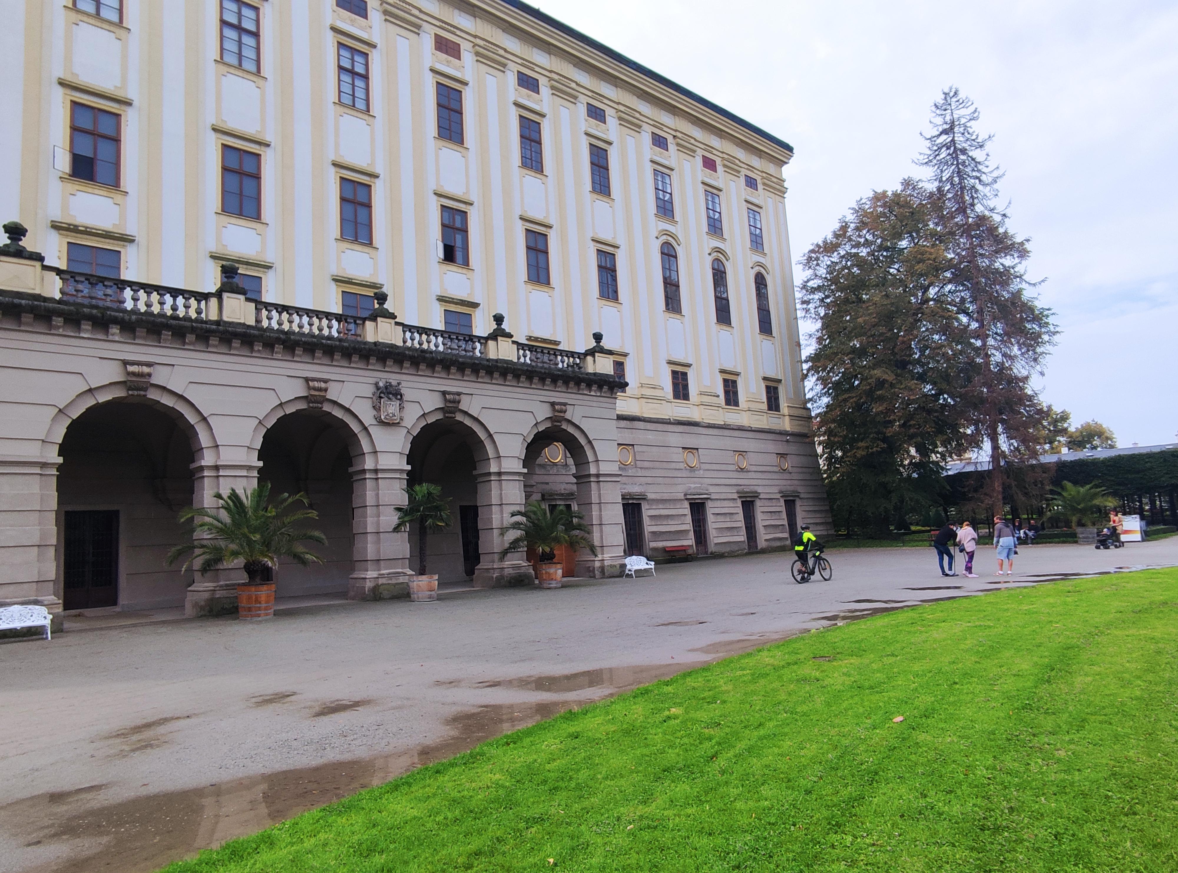 Historická knihovna Arcibiskupského zámku a zahrad foto 3