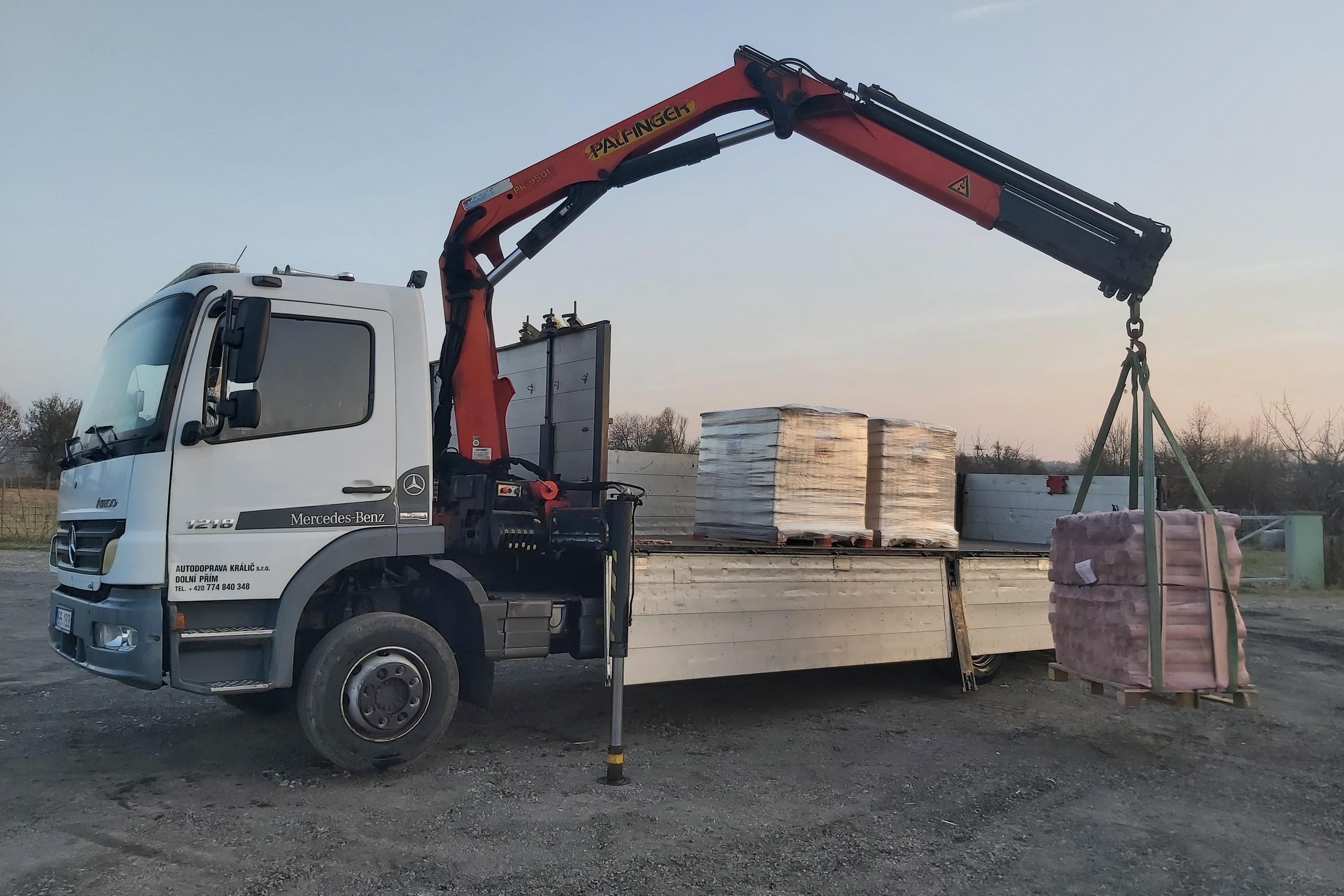 Autodoprava s hydraulickou rukou....