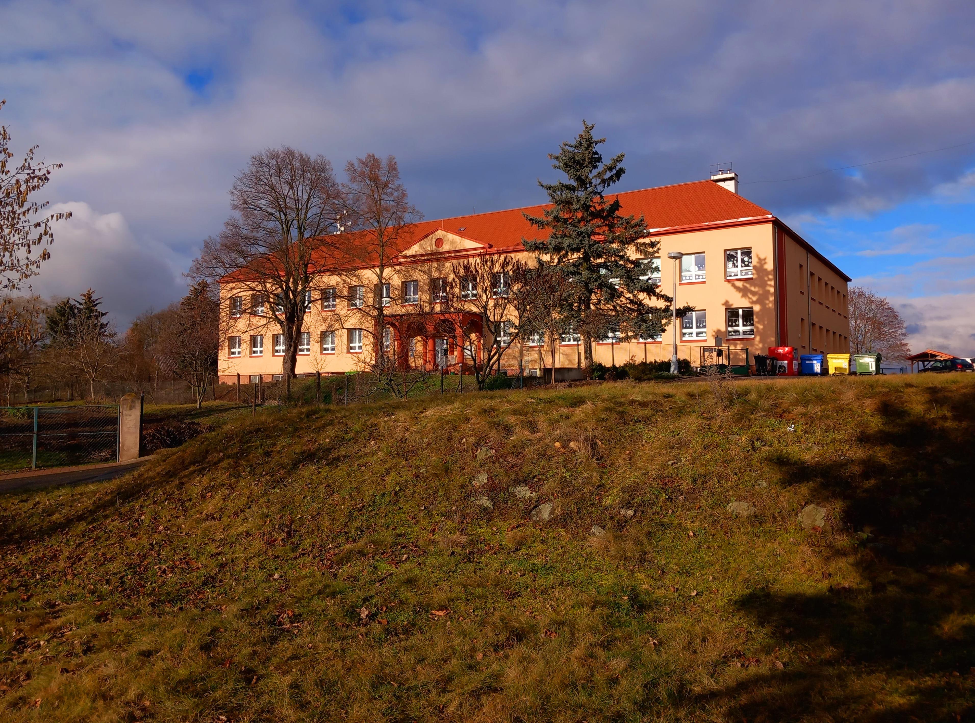 Základní škola Měcholupy, okres Louny foto 2