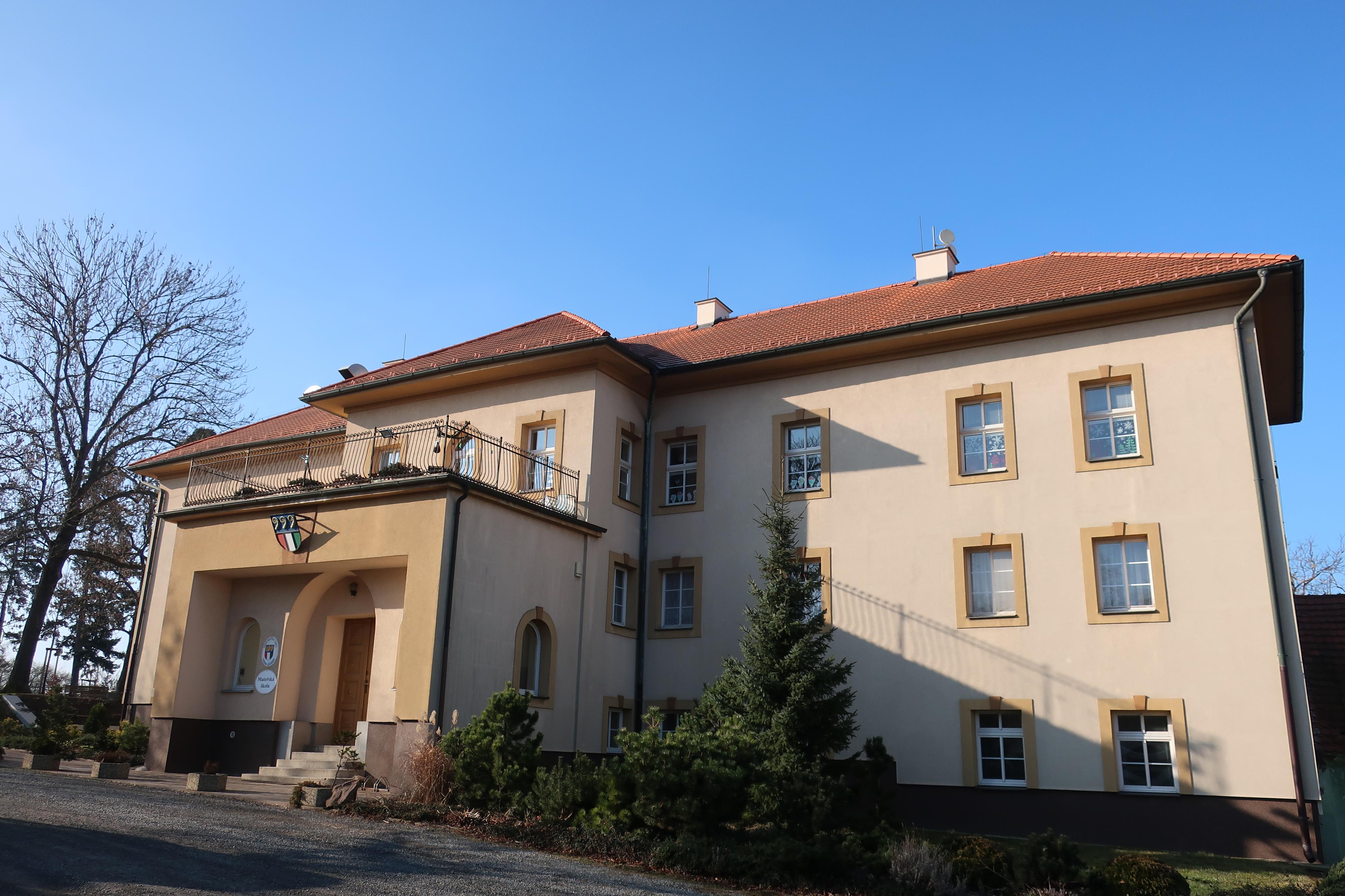 Úřad městské části Praha-Lochkov foto 2