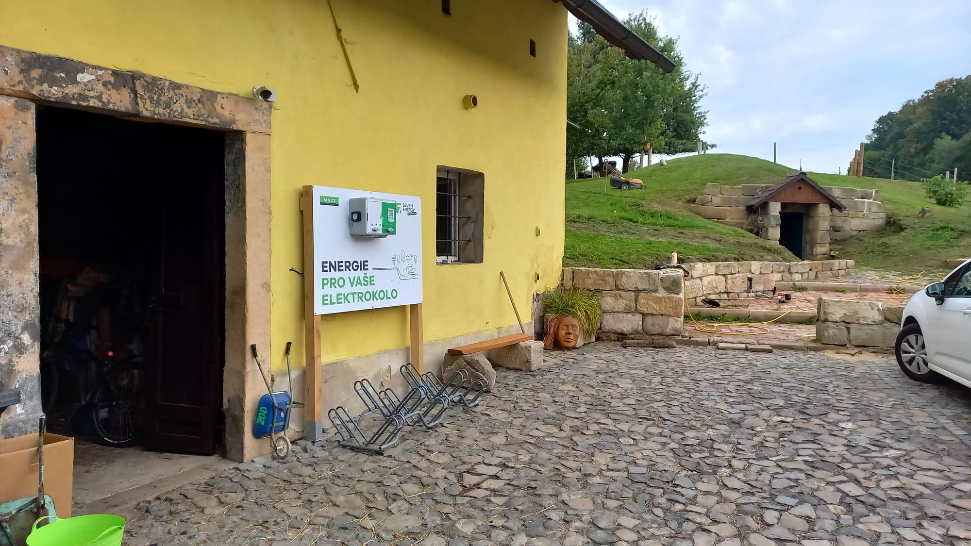 Nabíjecí stanice Kavárna Jako doma a Ekocentrum Včelín