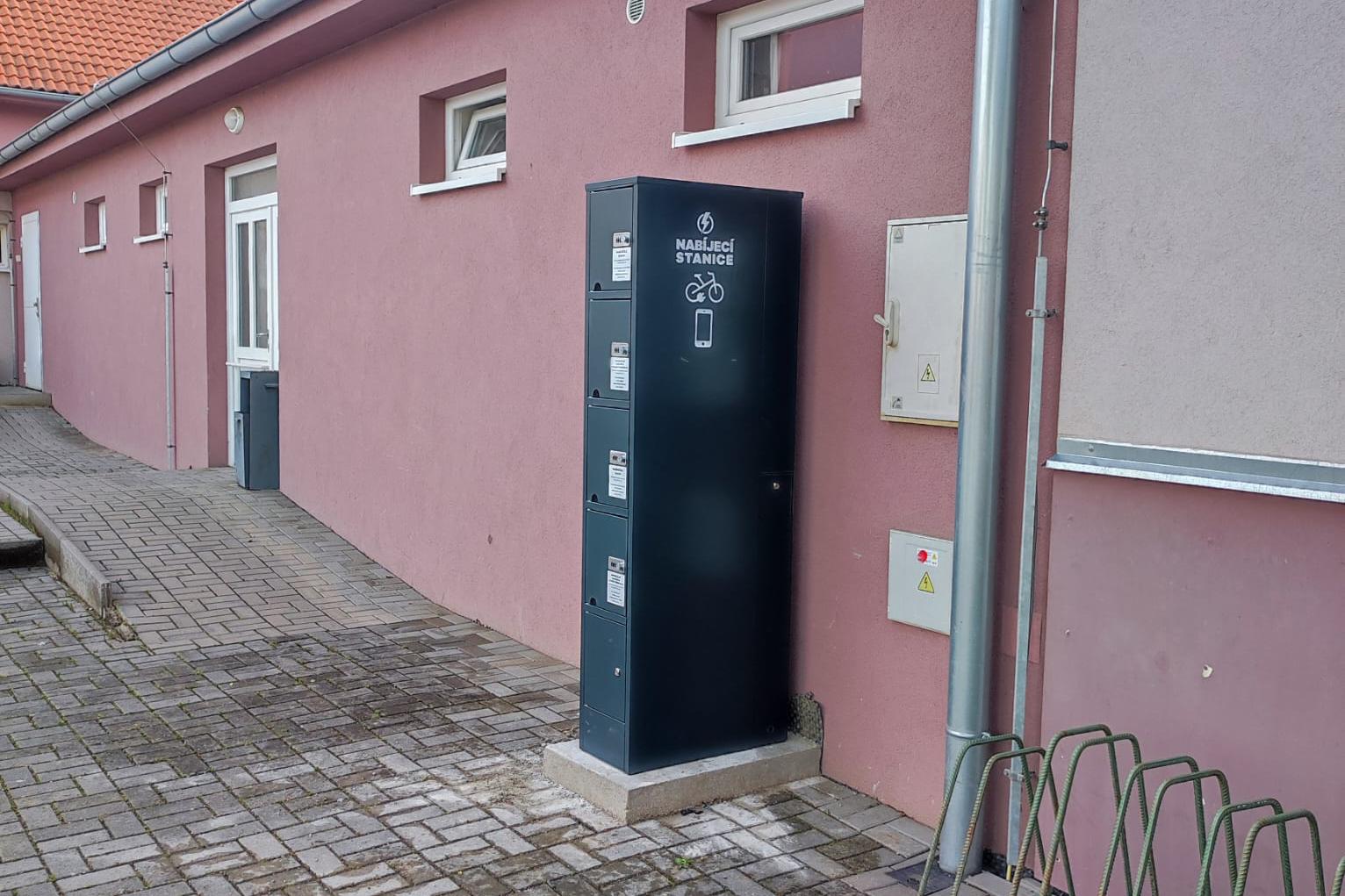 Nabíjecí stanice pro elektrokola a mobilní zařízení