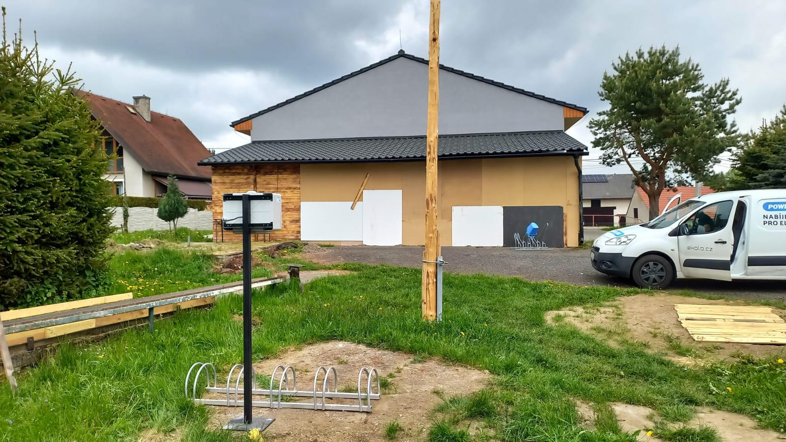 Nabíjecí stanice Obec Bezvěrov foto 2
