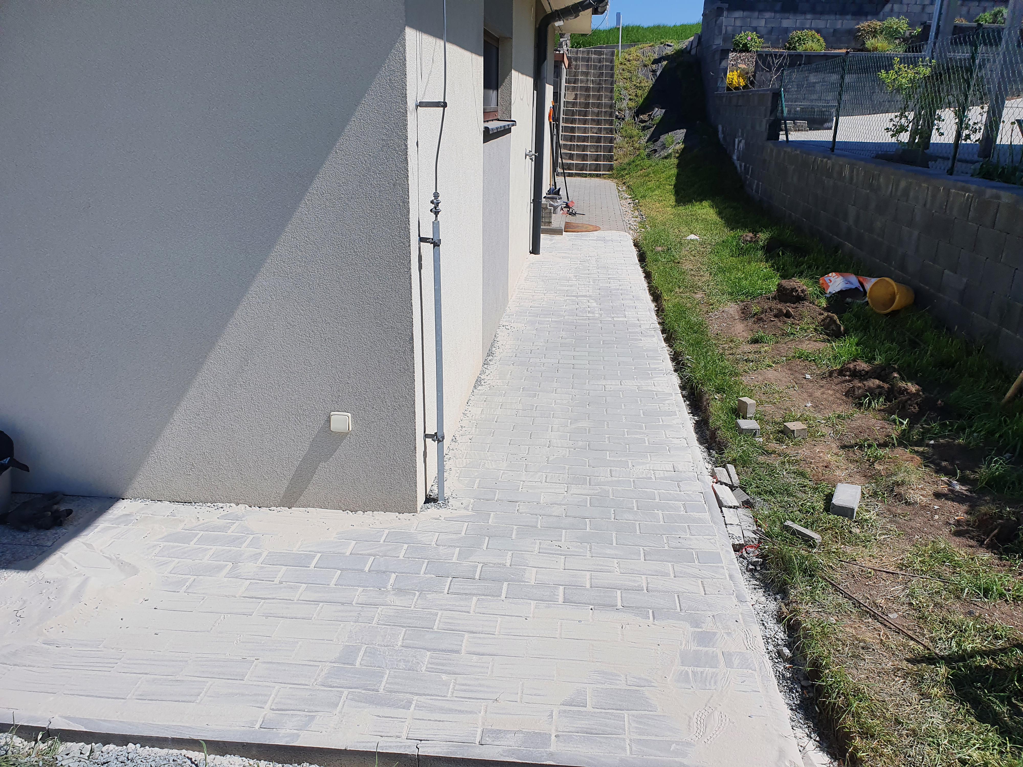 Pokládka zámkové dlažby