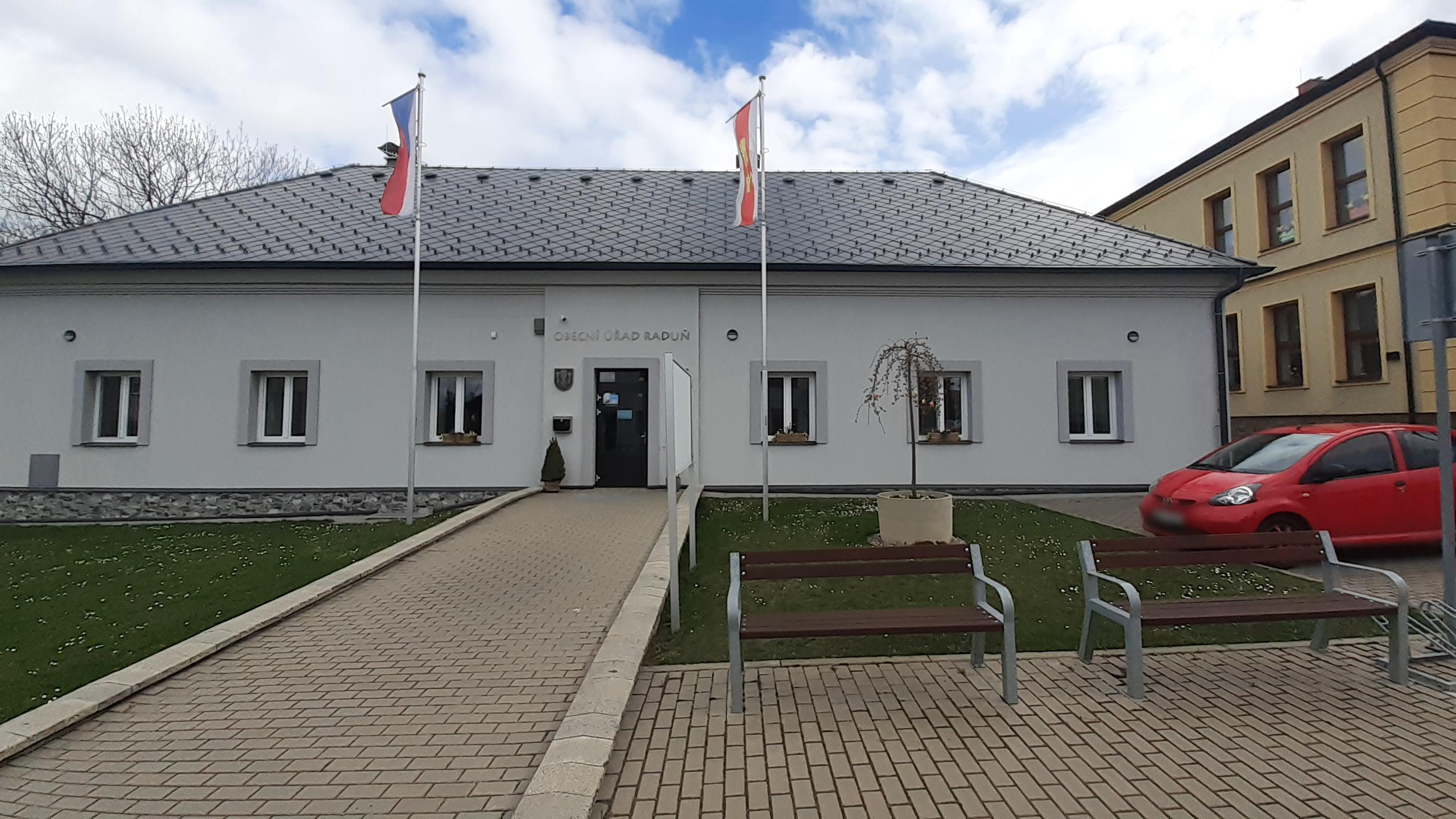 Raduň - obecní úřad foto 2