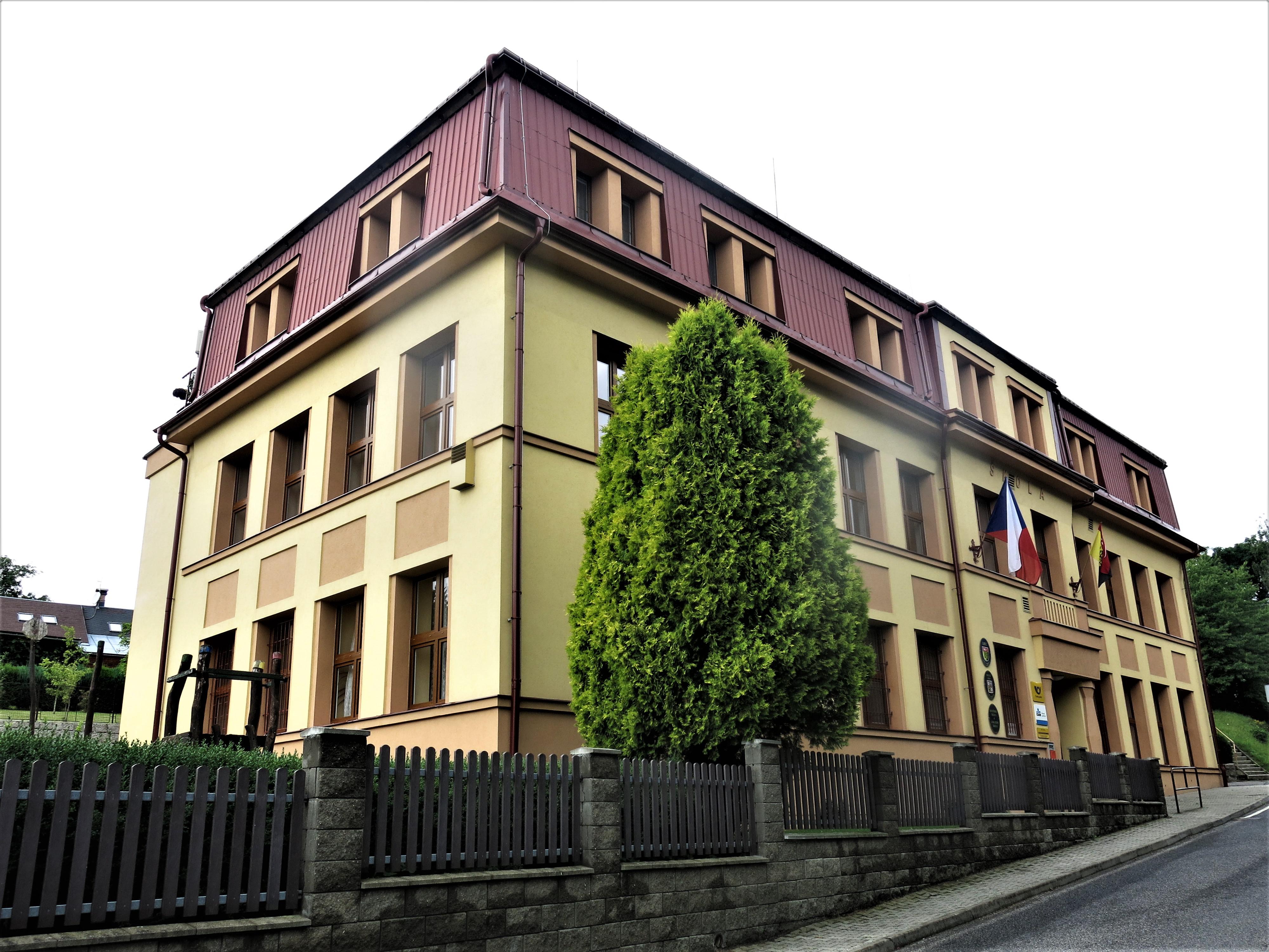 Skuhrov - obecní úřad foto 2