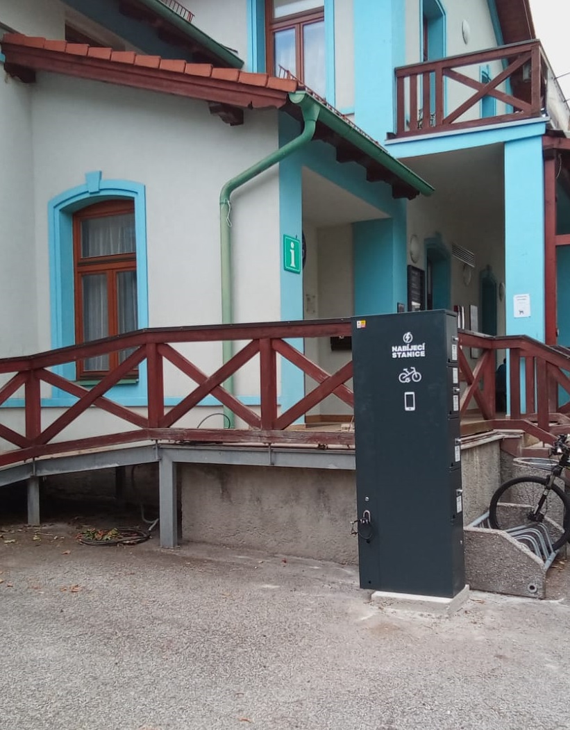 Nabíjecí stanice pro elektrokola a mobilní zařízení foto 3