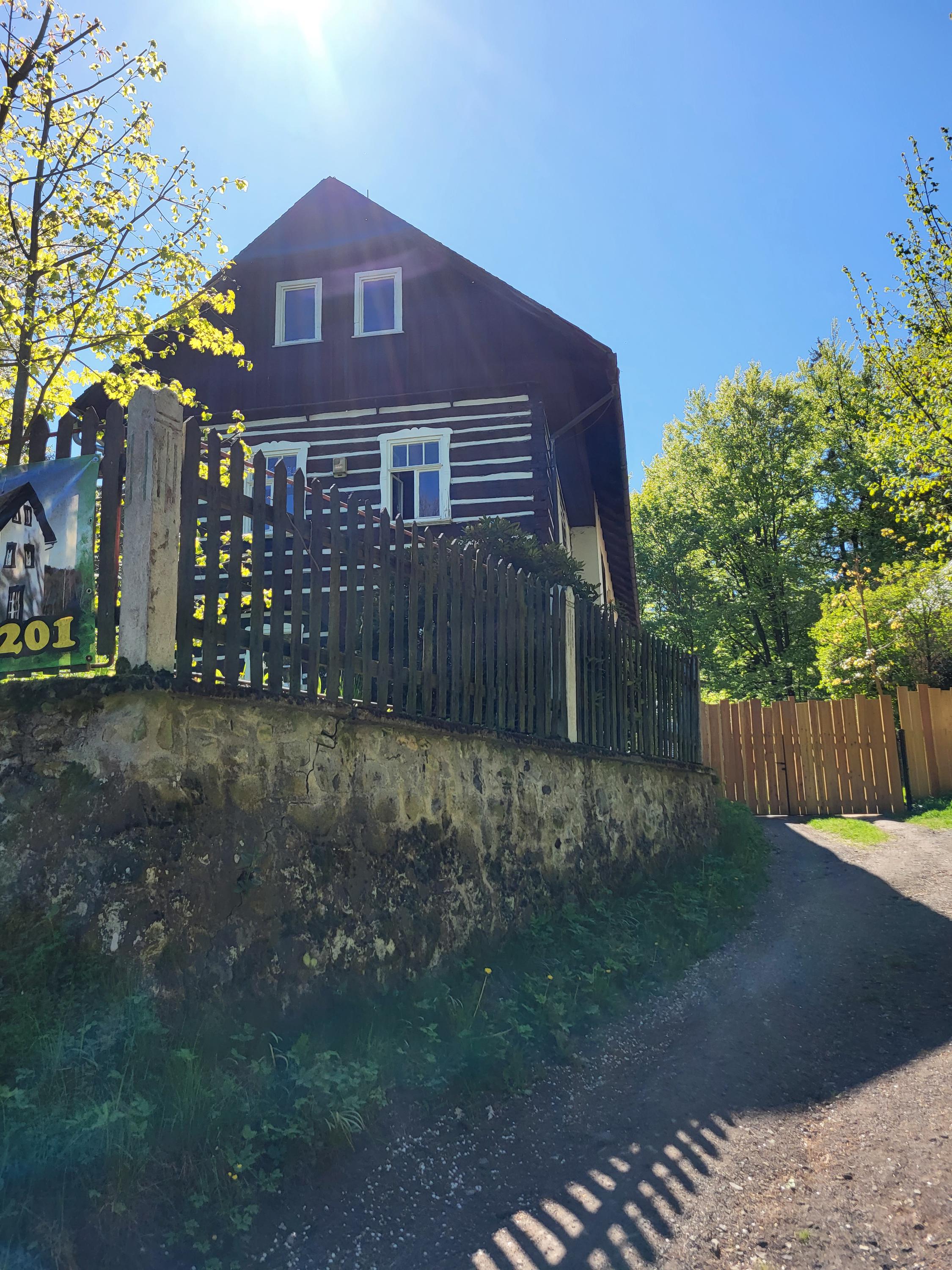 Roubenka nad řekou foto 2