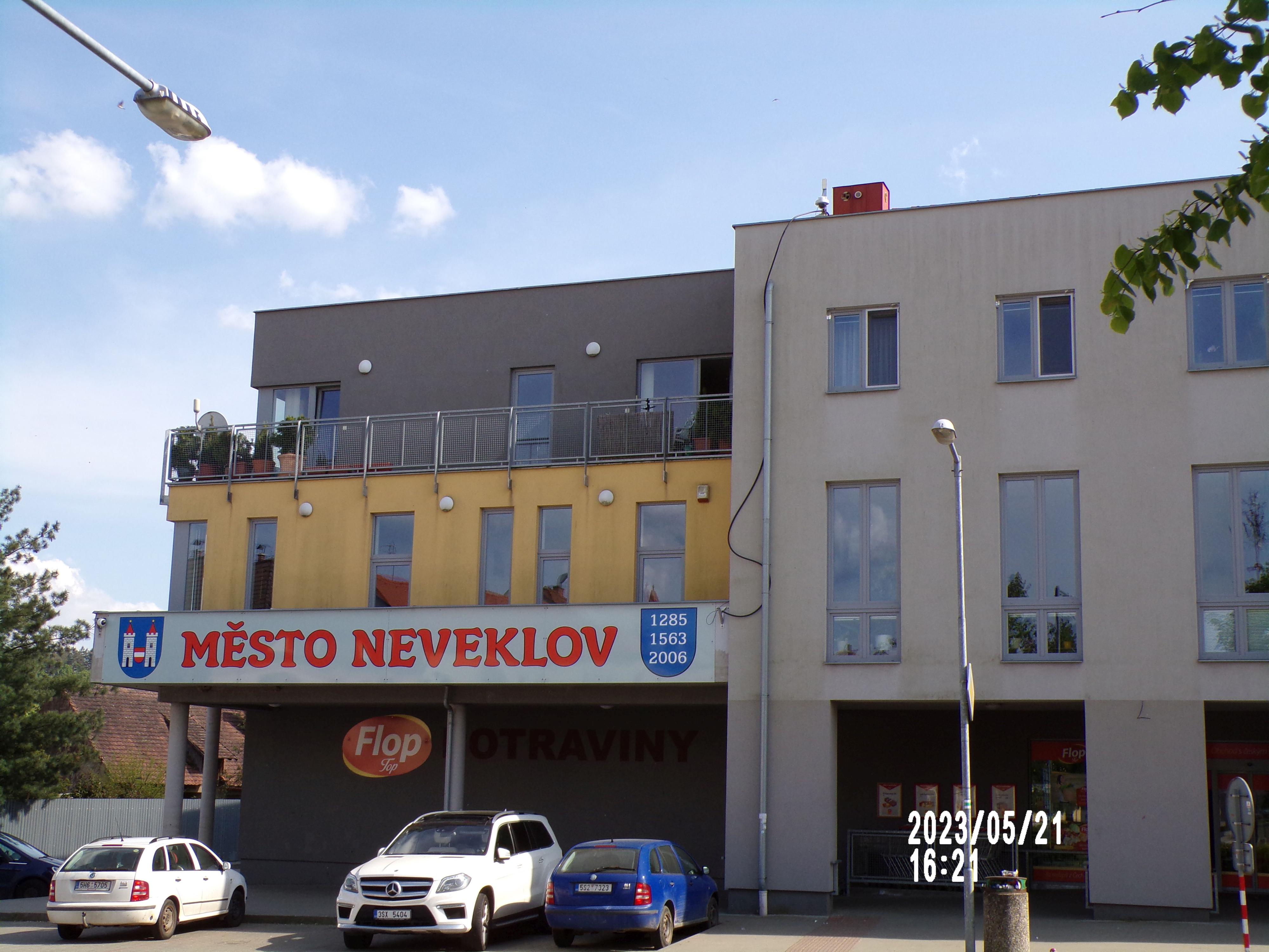 Neveklov - městský úřad foto 2