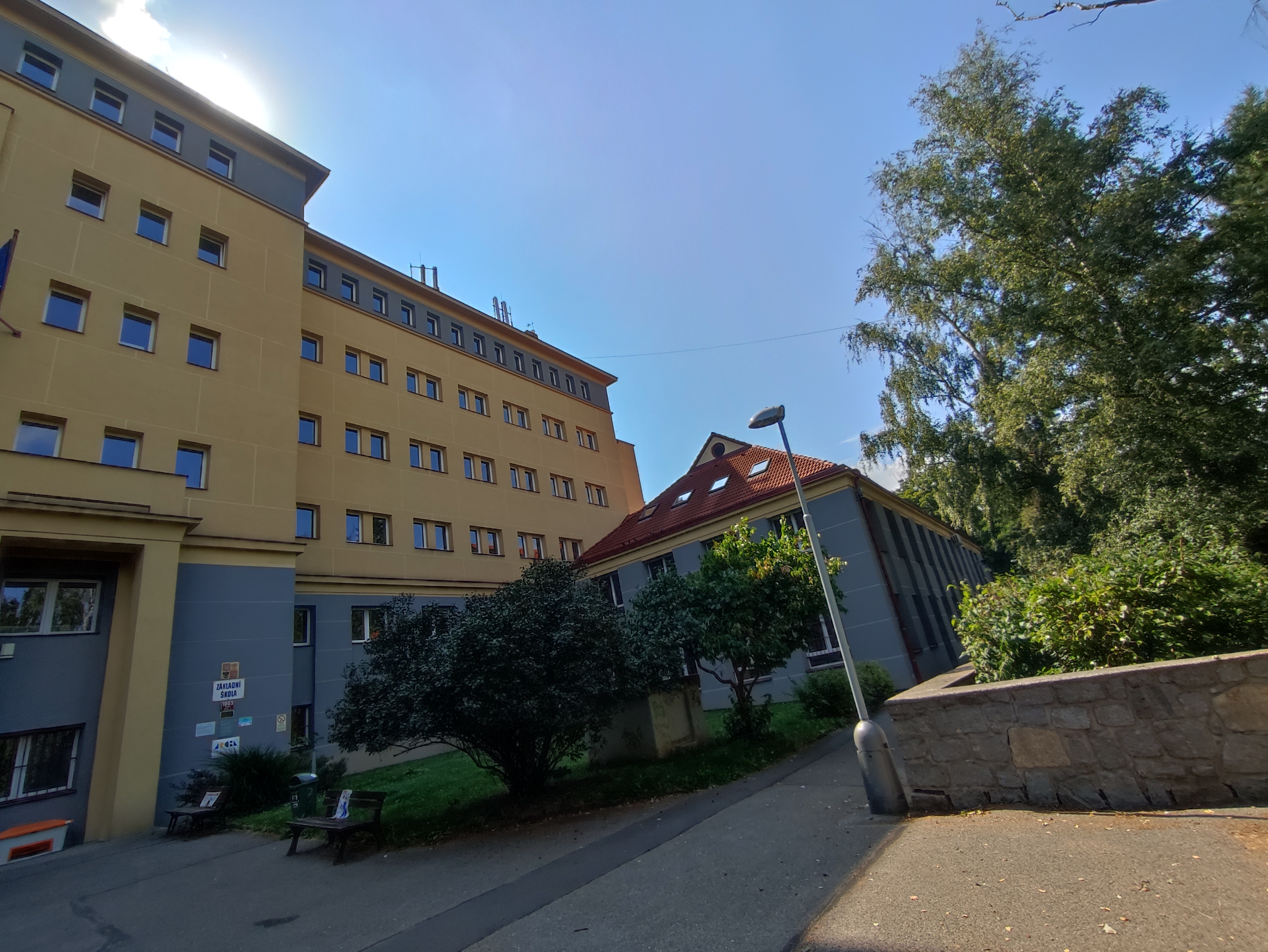 Základní škola s rozšířenou výukou jazyků, Praha 4, Jeremenkova 1003